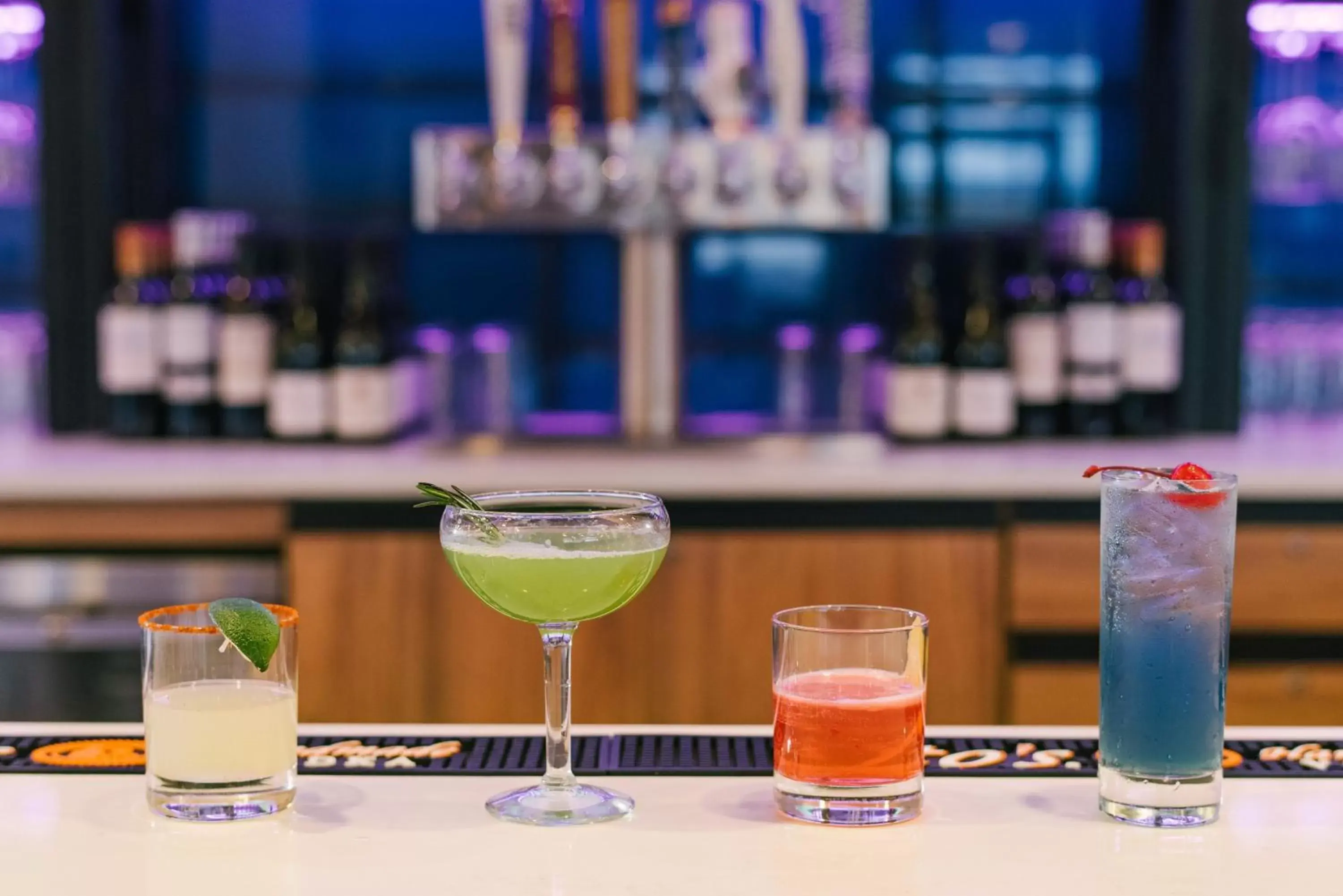 Lounge or bar, Drinks in Holiday Inn Philadelphia-Cherry Hill, an IHG Hotel