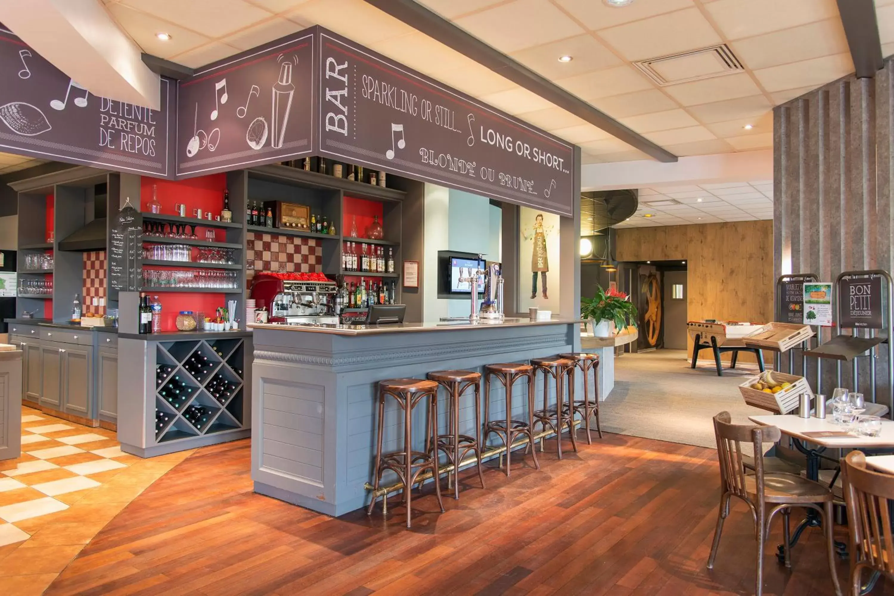 Lounge or bar in ibis Falaise Coeur de Normandie