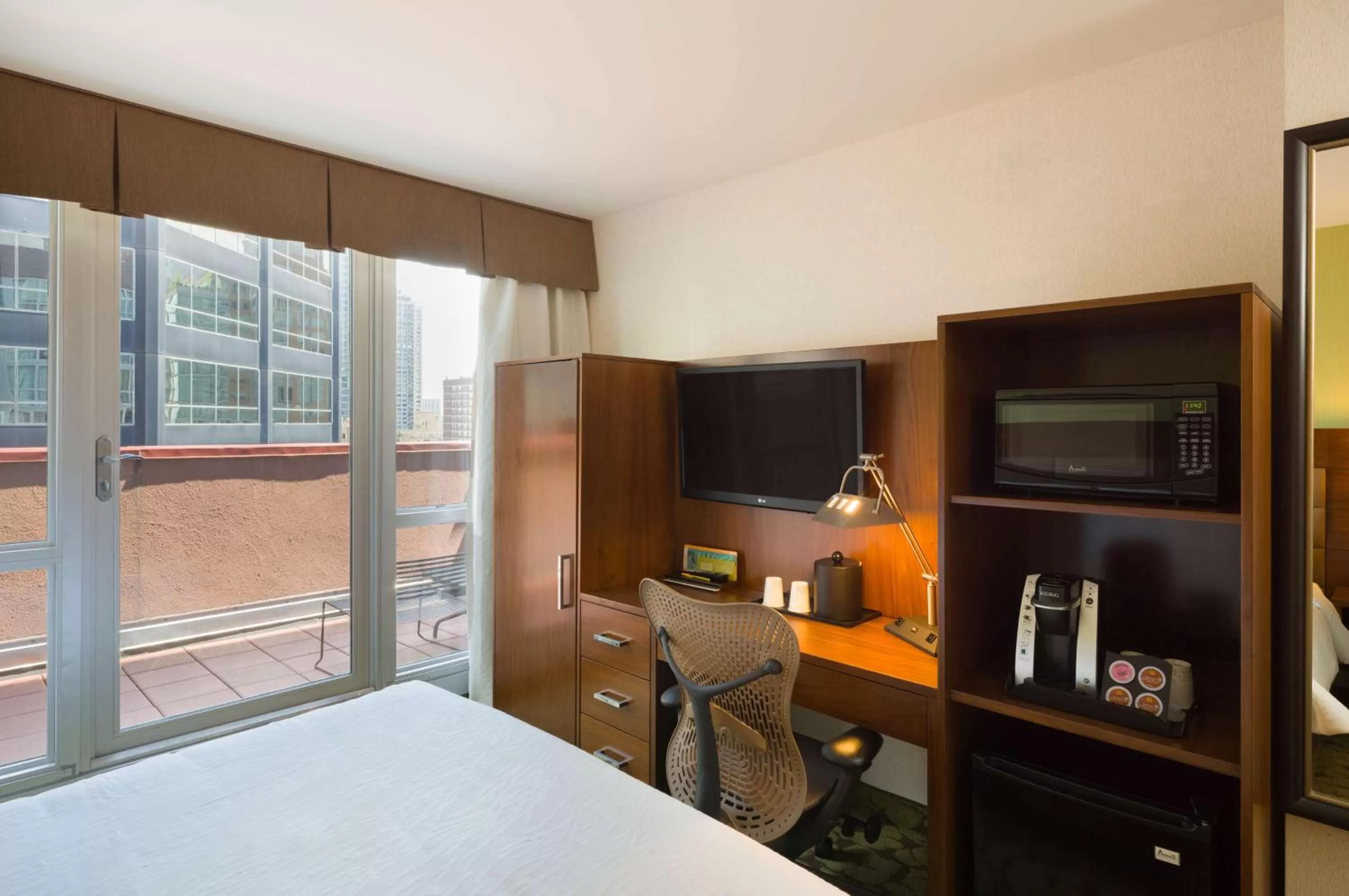 Bedroom, Bed in Hilton Garden Inn New York Manhattan Midtown East