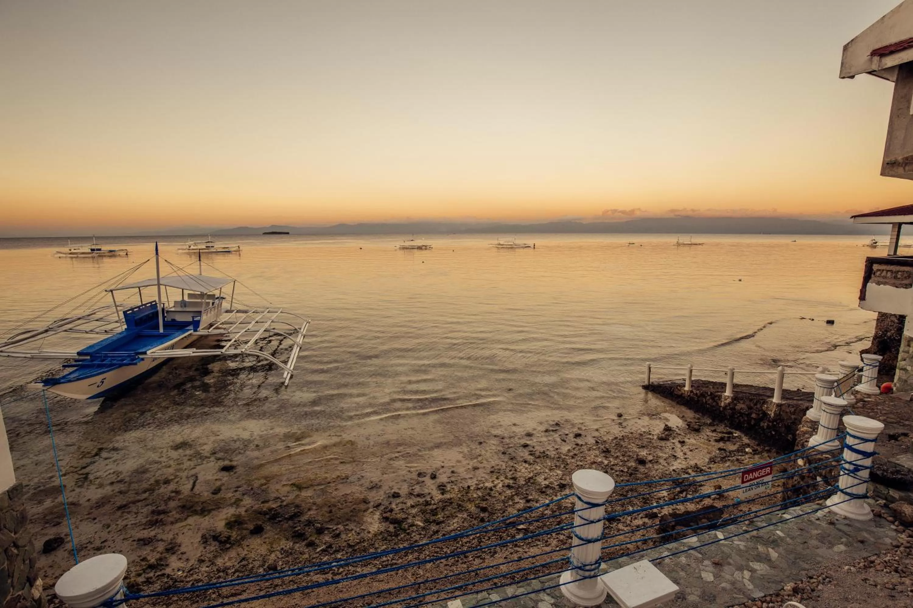 Beach in Pescadores Suites Moalboal