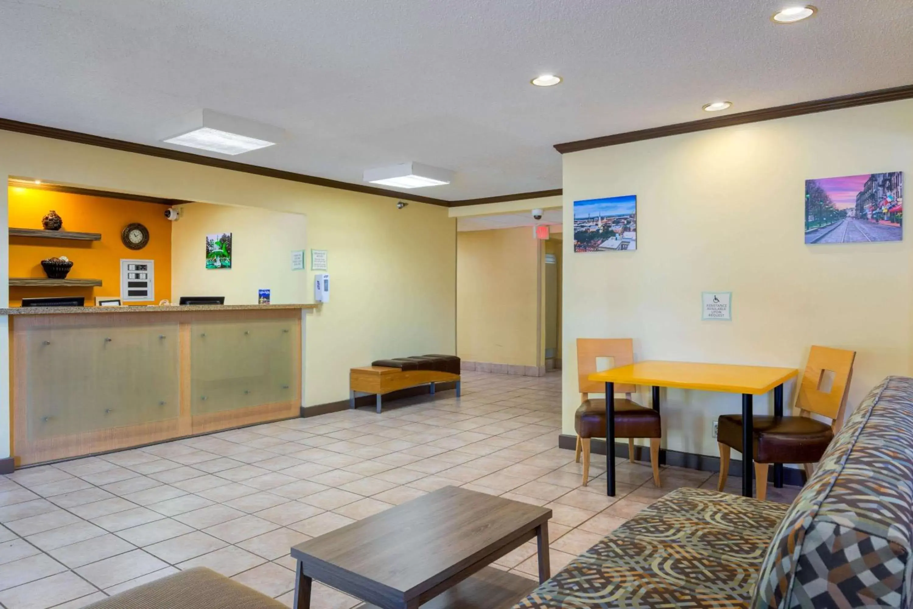 Lobby or reception, Restaurant/Places to Eat in La Quinta by Wyndham Savannah Southside