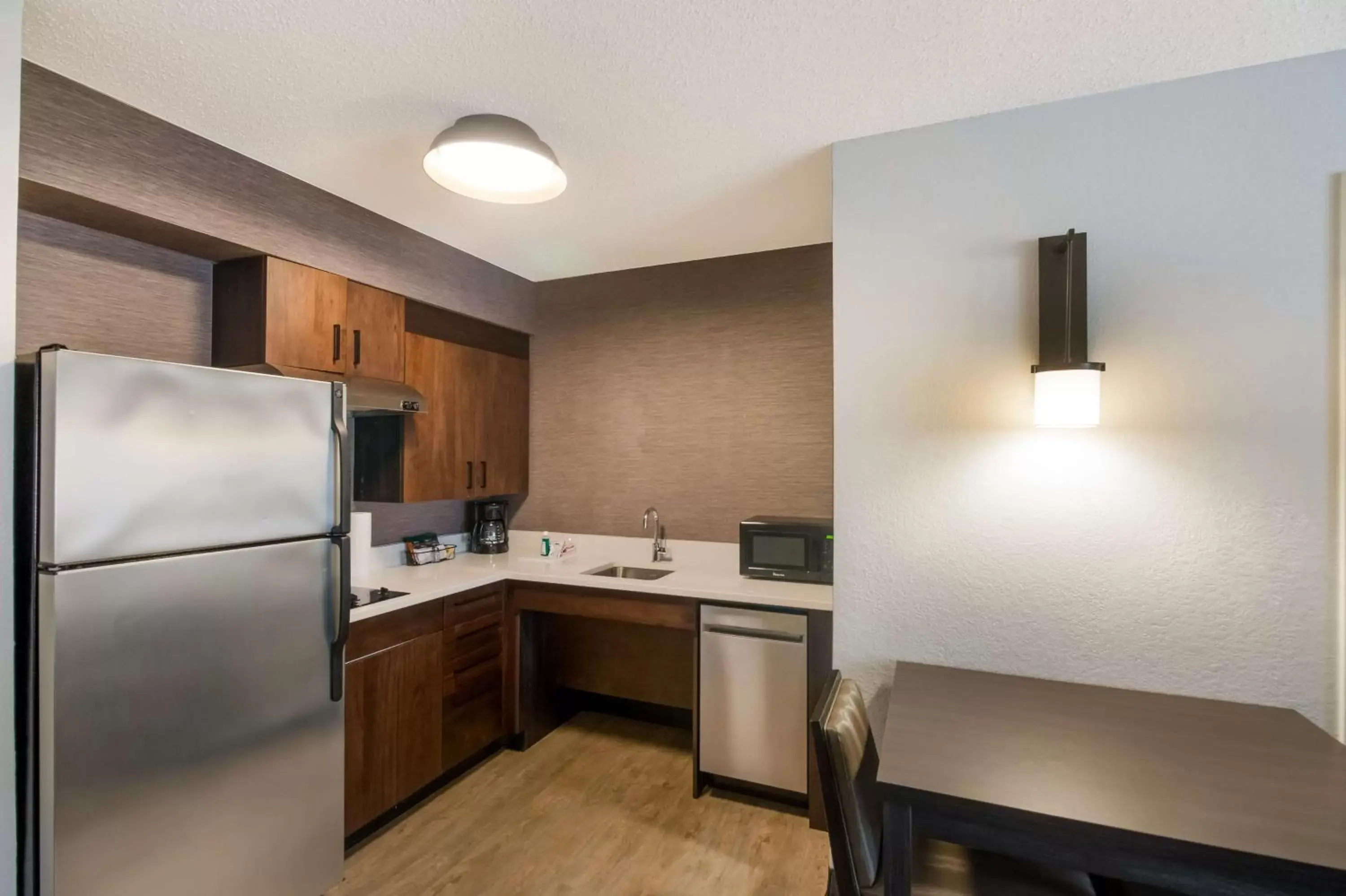 Photo of the whole room, Kitchen/Kitchenette in Sonesta ES Suites Dallas Richardson