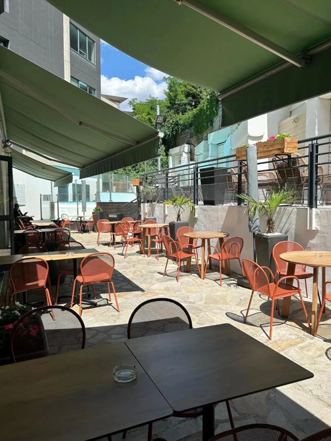 Patio, Restaurant/Places to Eat in Holiday Inn Lyon Vaise, an IHG Hotel