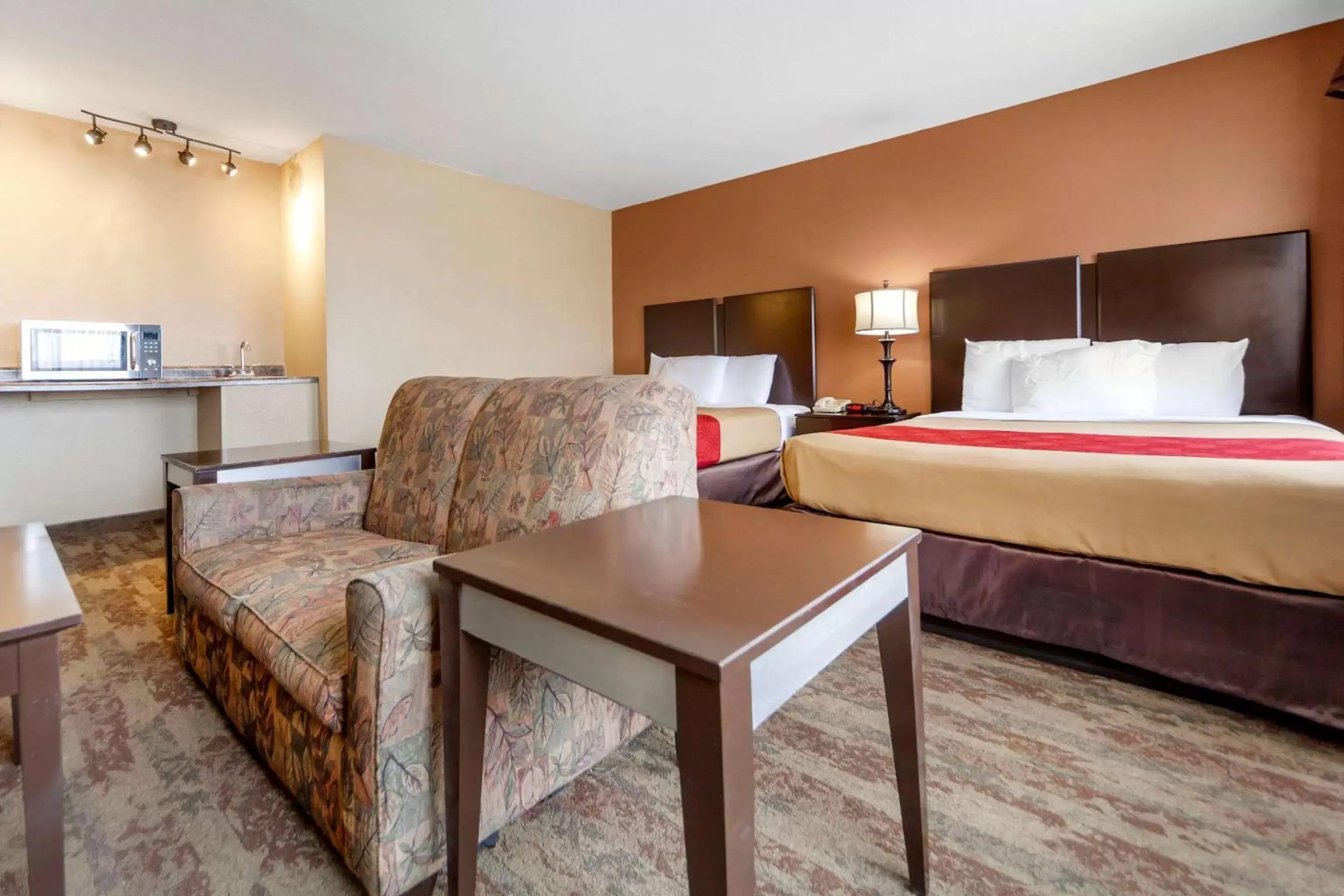 Photo of the whole room, Bed in Econo Lodge Black Hills