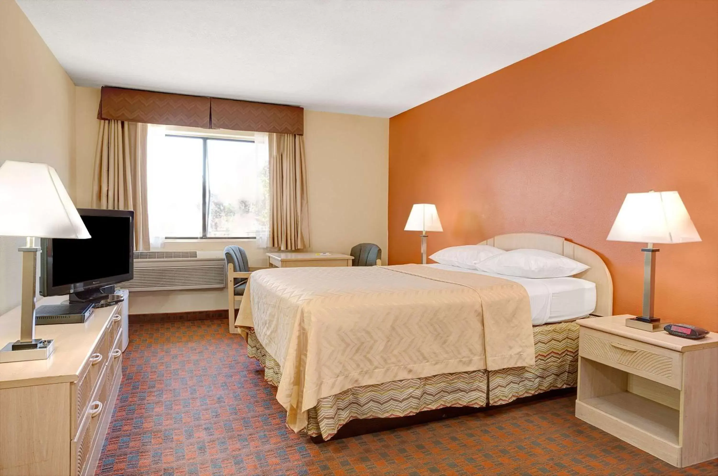 Photo of the whole room, Bed in Days Inn by Wyndham Woodland