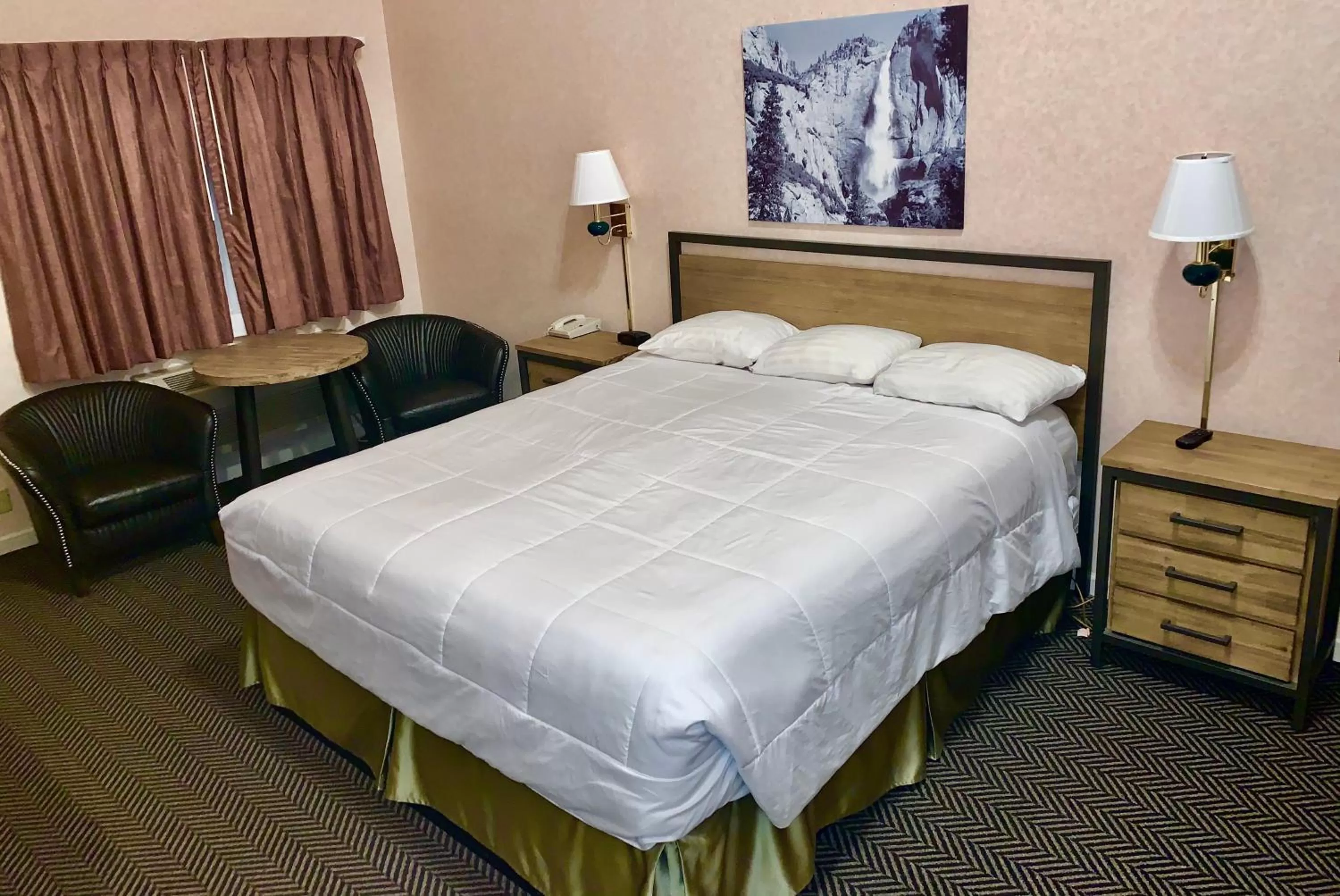 Bed in Yosemite View Lodge