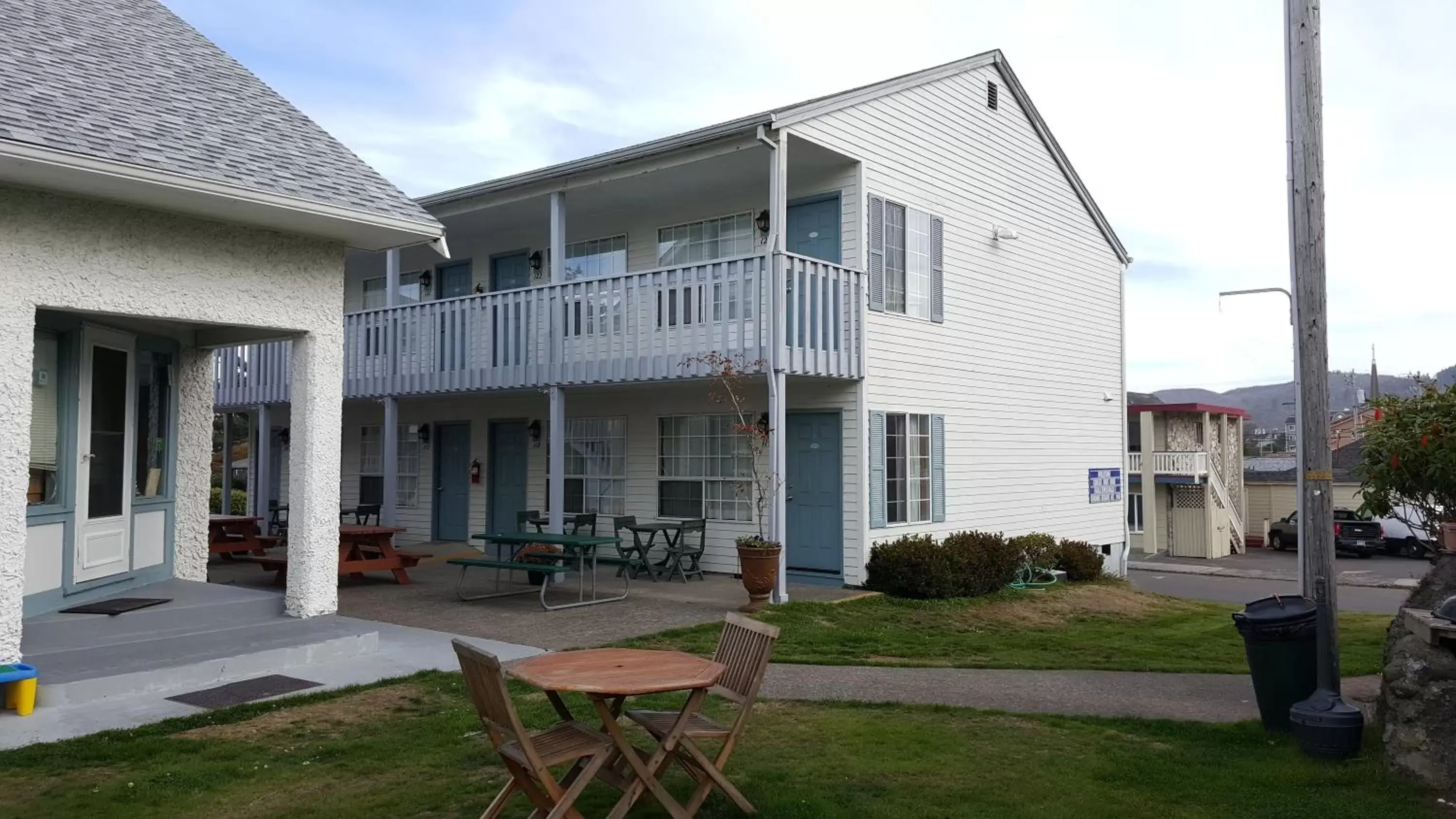 Patio, Property Building in Hillcrest Inn