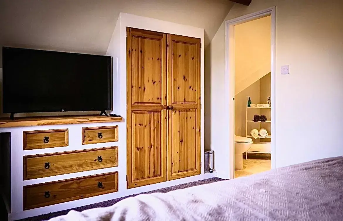 Bedroom, TV/Entertainment Center in The Fylingdales Inn