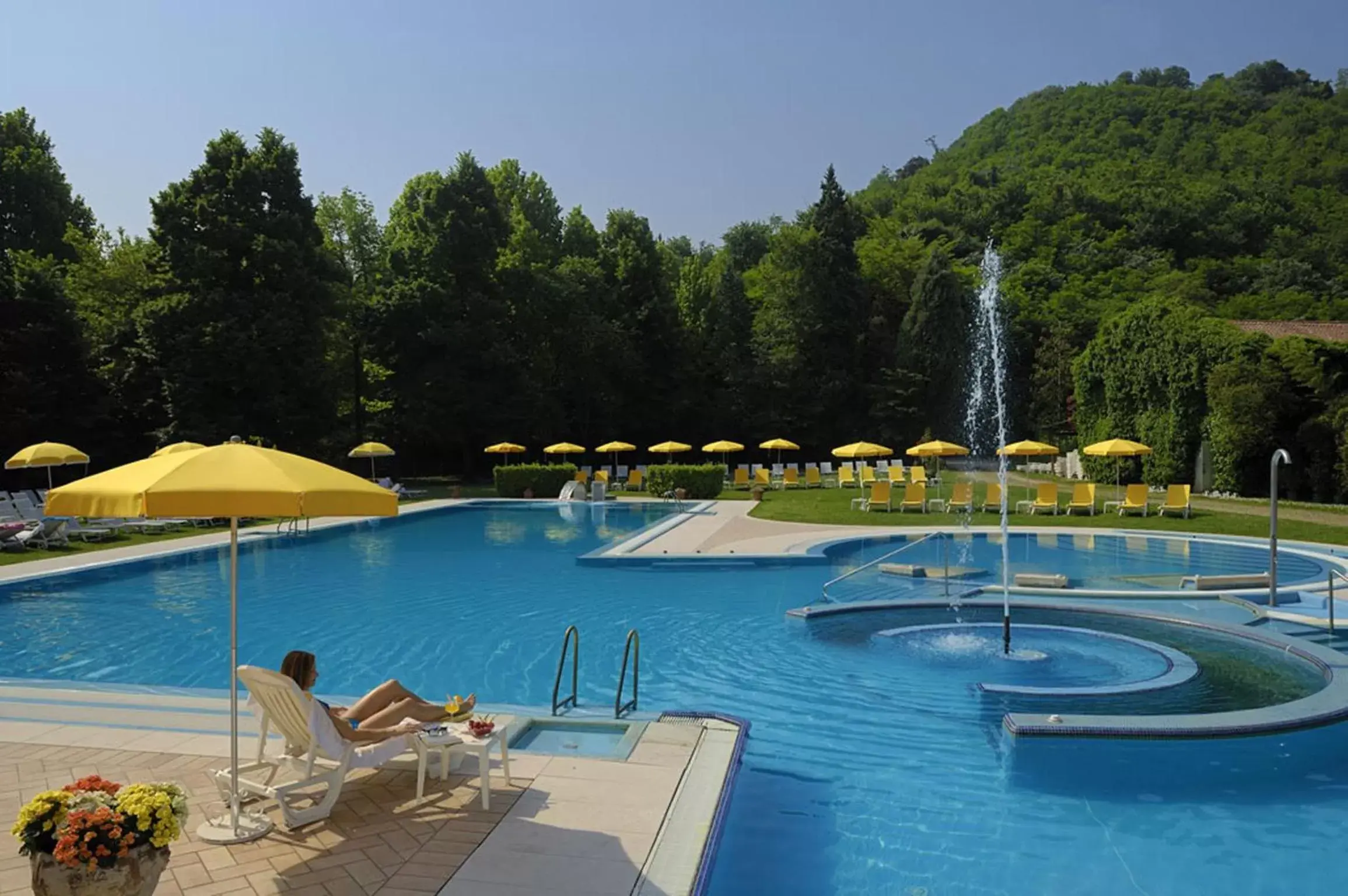 Garden, Swimming Pool in Terme Preistoriche Resort & Spa