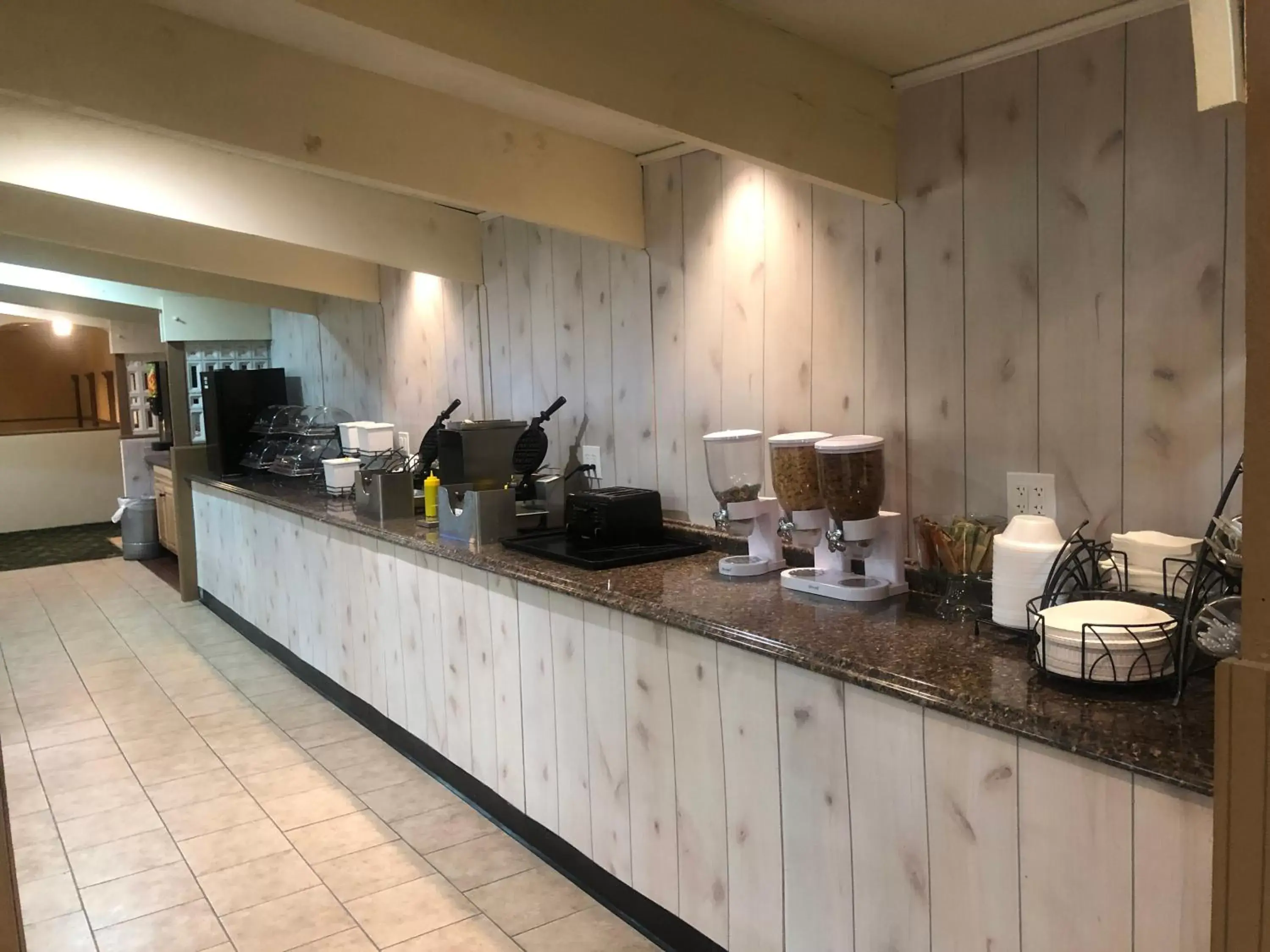 Coffee/tea facilities, Kitchen/Kitchenette in Baymont by Wyndham Queensbury/Lake George