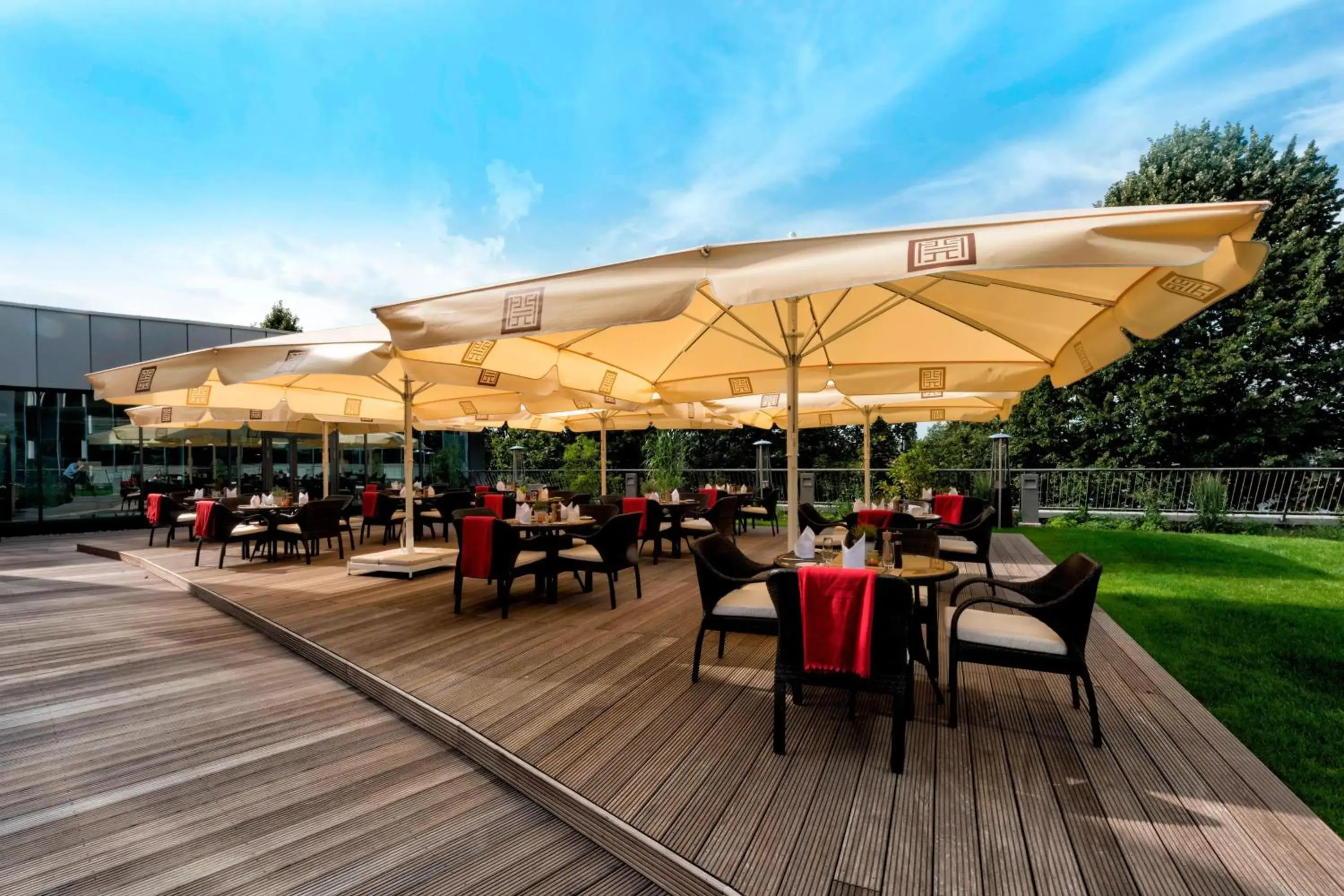 Property building, Restaurant/Places to Eat in Delta Hotels by Marriott Frankfurt Offenbach