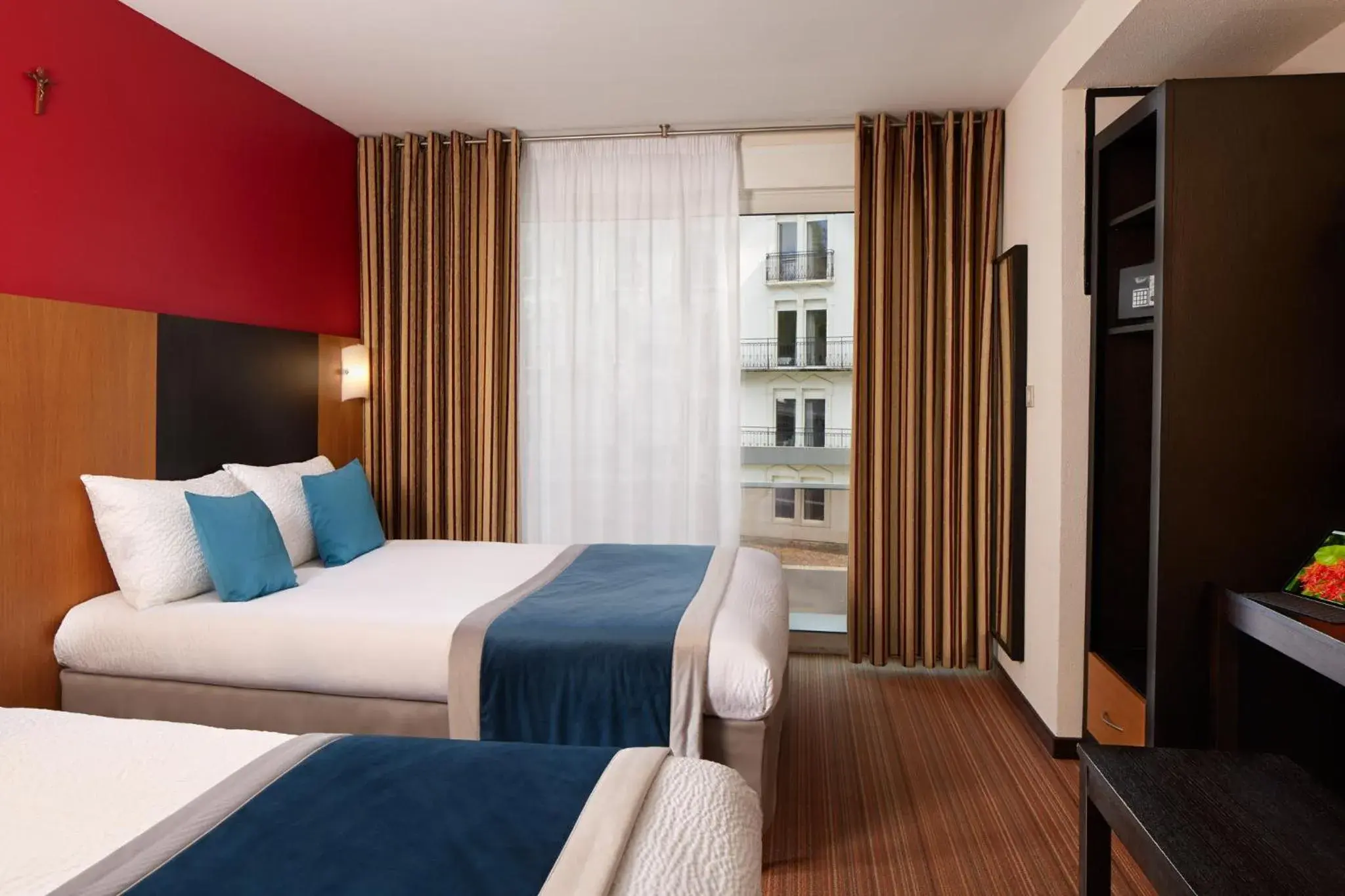 Bed in Hotel Roissy