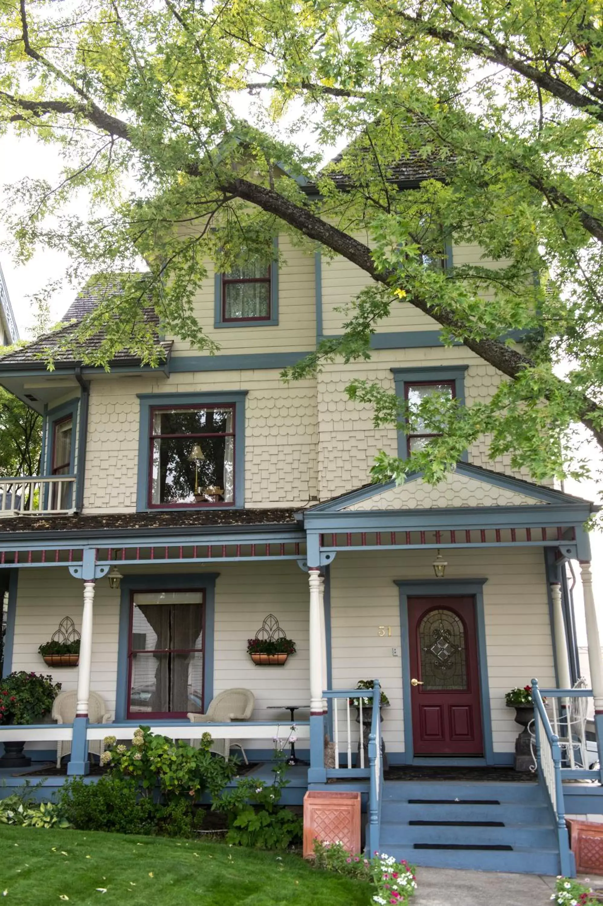 Facade/entrance in Winchester Inn Facade/entrance in Winchester Inn