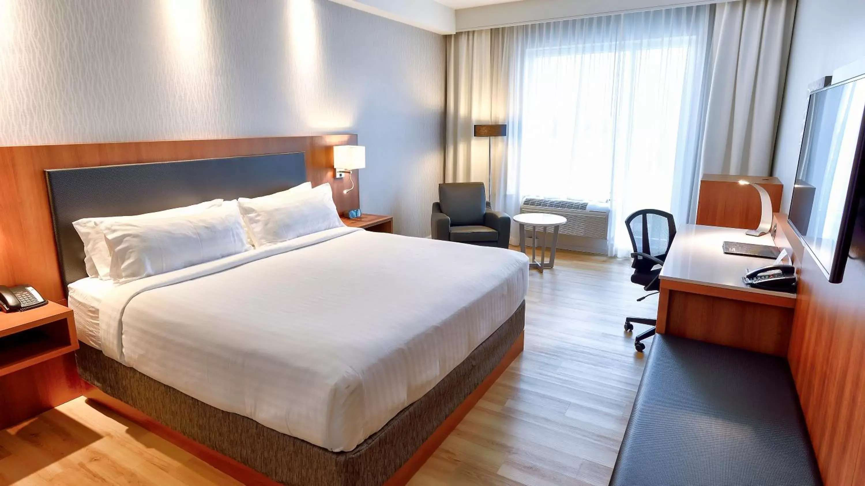 King Room - Disability Access in Holiday Inn Express & Suites Vaudreuil-Dorion, an IHG Hotel