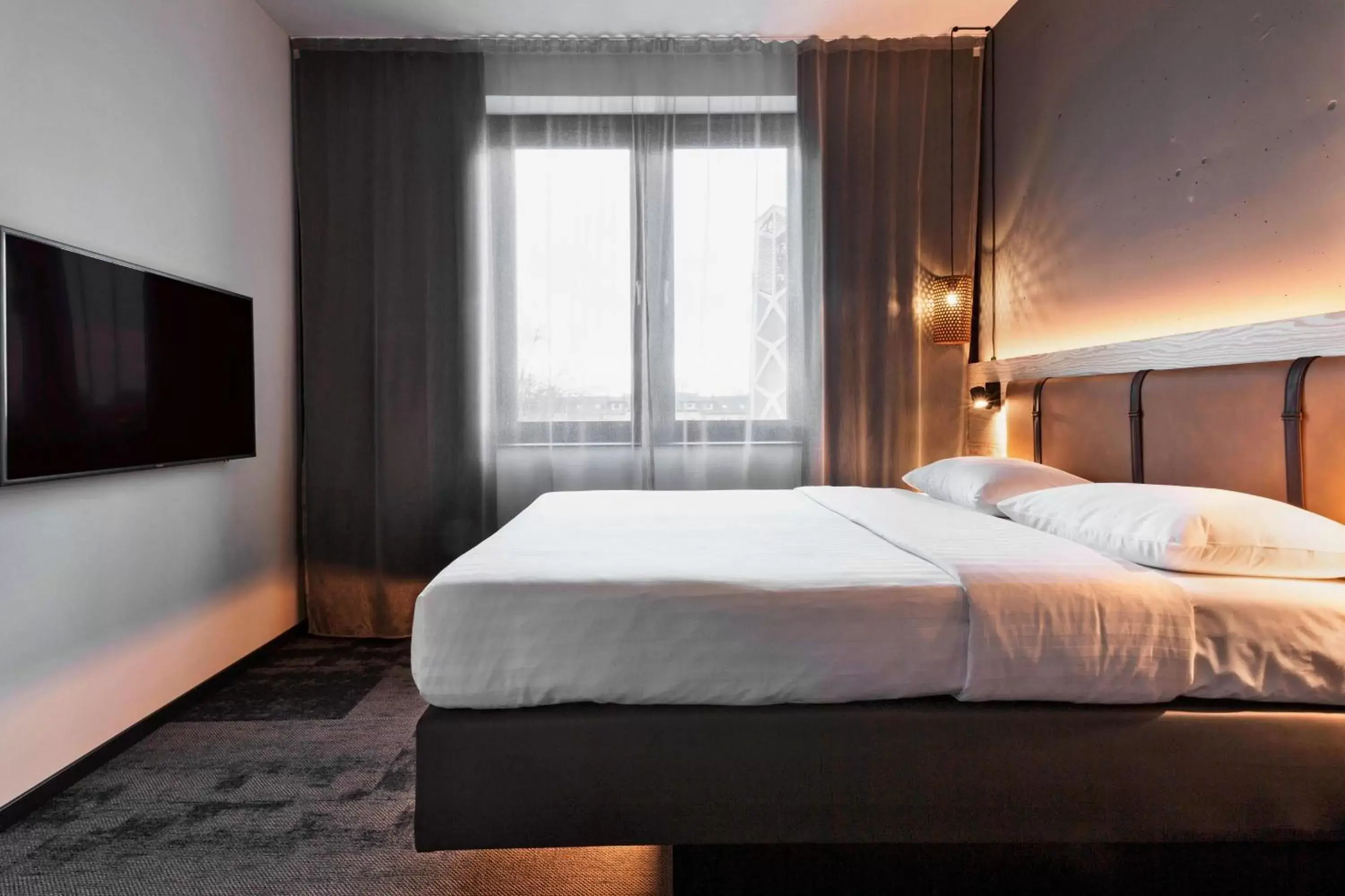 Photo of the whole room, Bed in Moxy Duesseldorf South