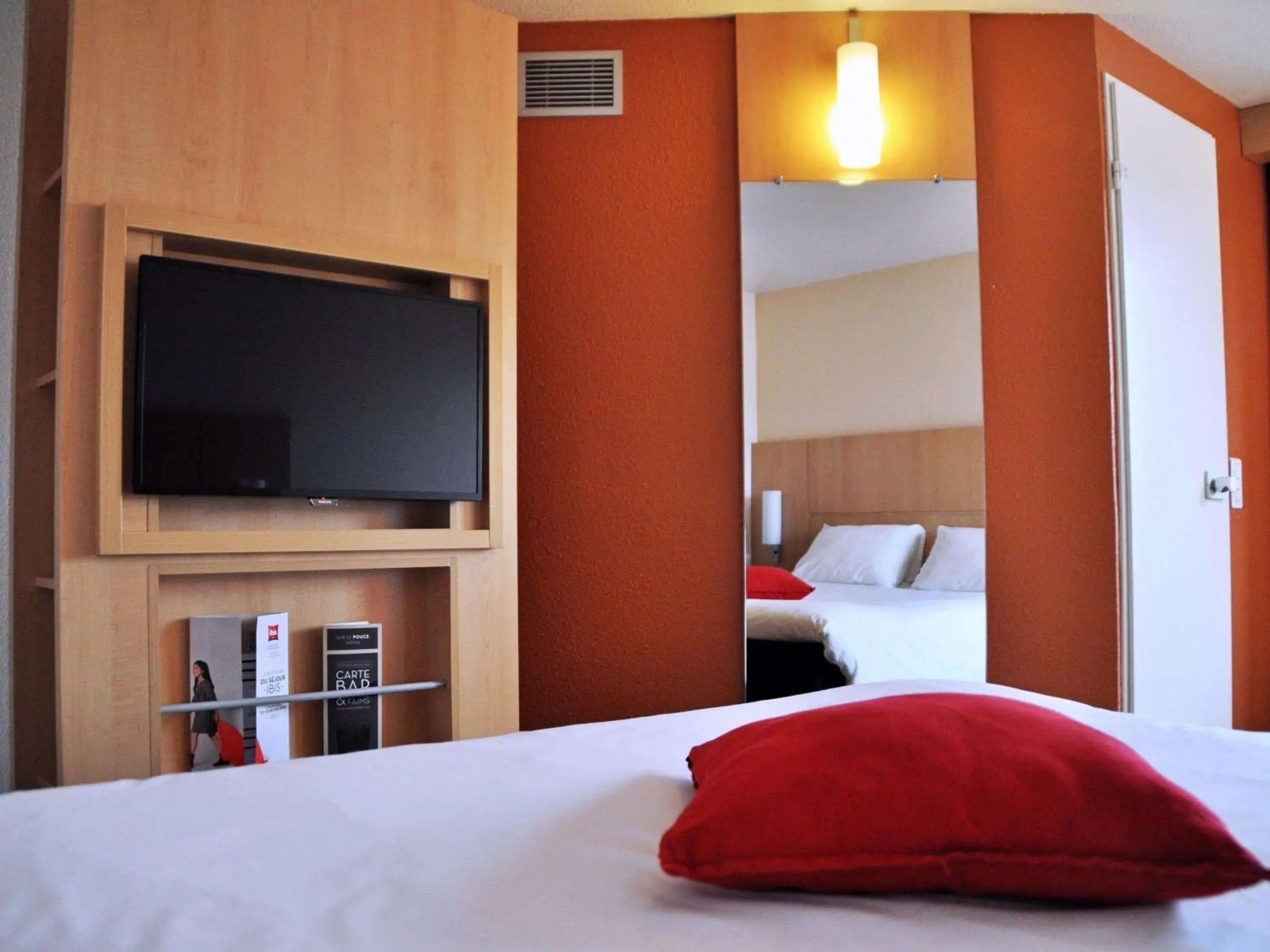 Bedroom, TV/Entertainment Center in ibis Toulouse Centre