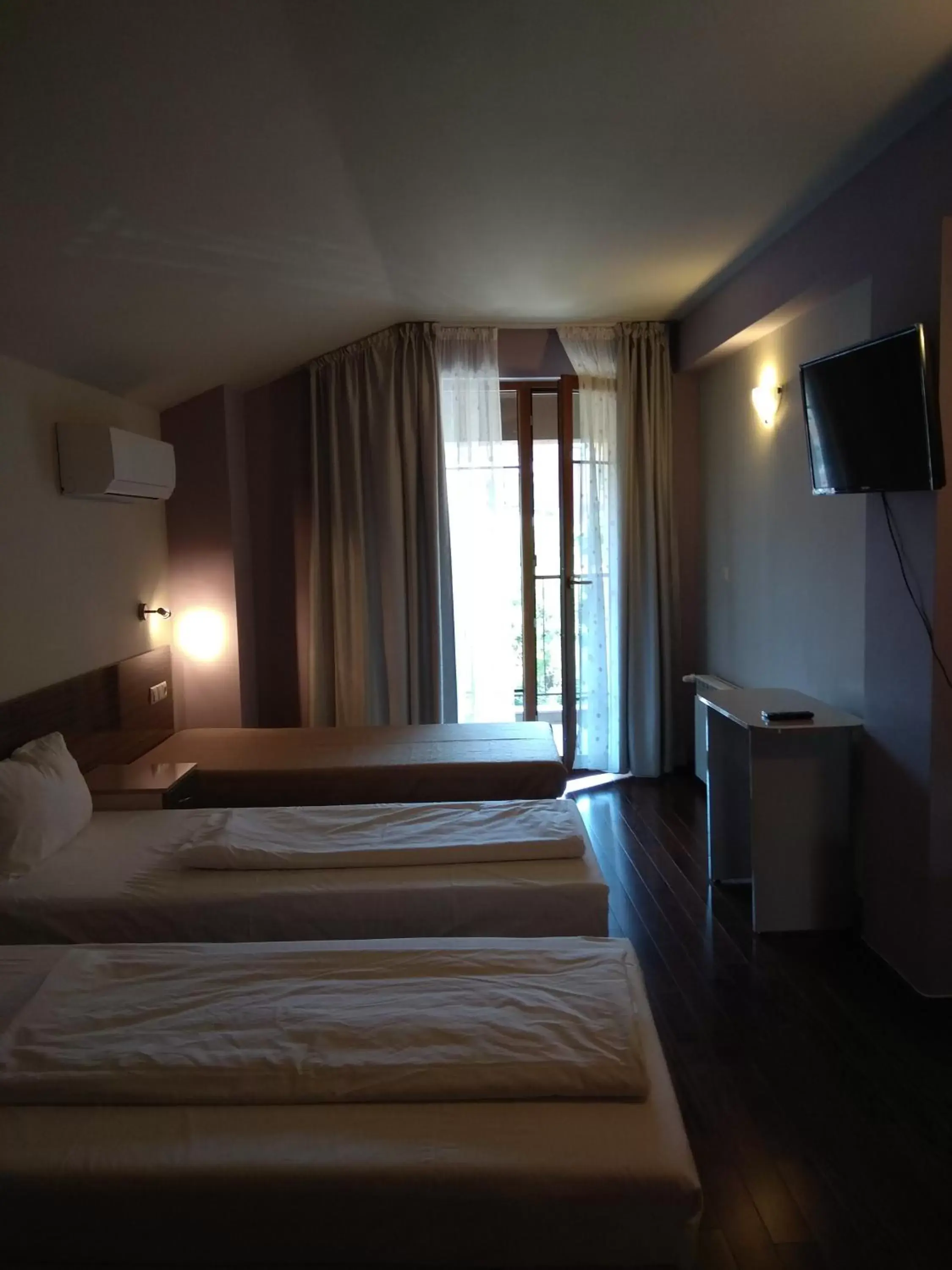 Triple Room with Private Bathroom in Roots Hotel and Wine Bar Triple Room with Private Bathroom in Roots Hotel and Wine Bar