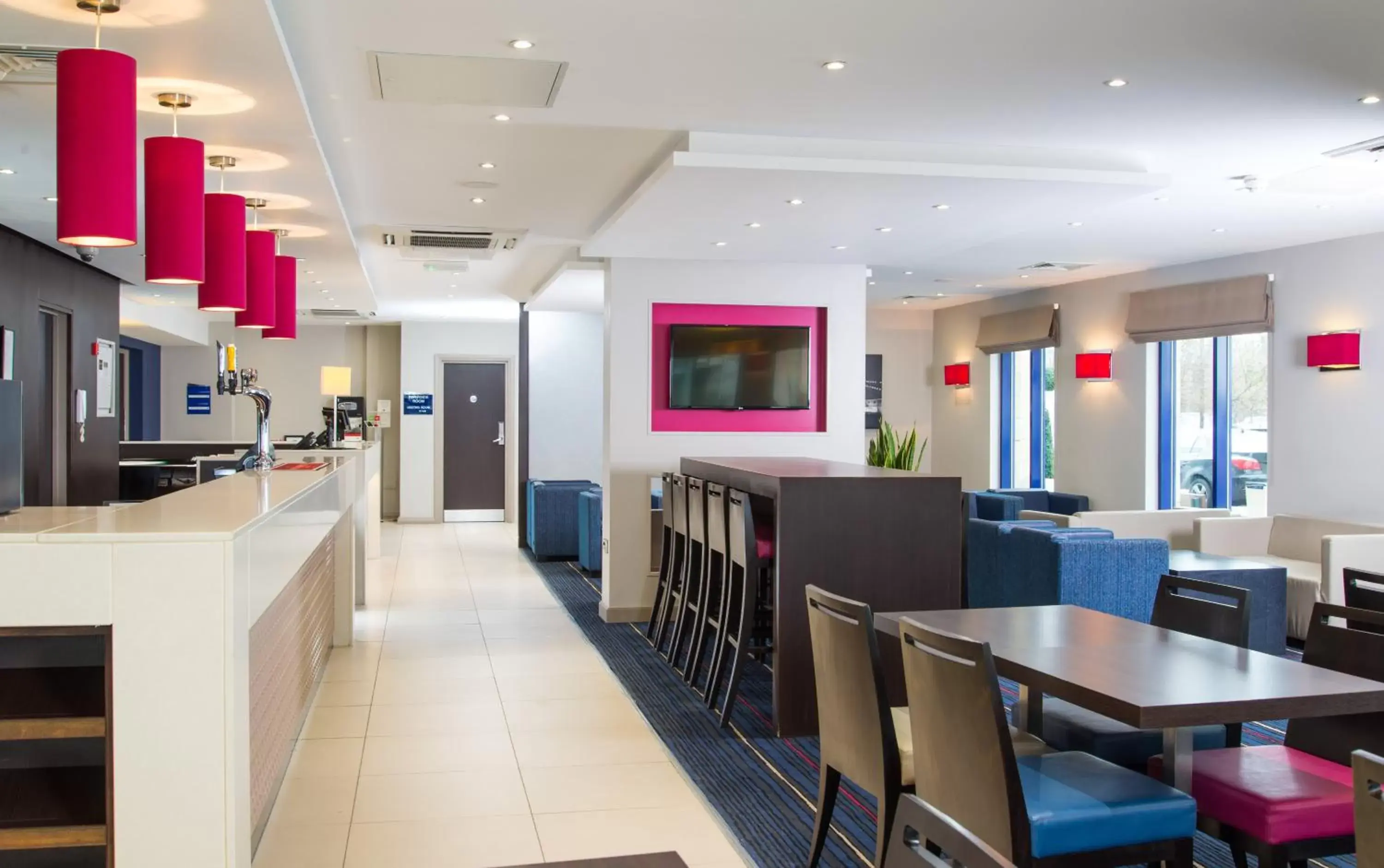 Lounge or bar, Restaurant/Places to Eat in Holiday Inn Express London - Wandsworth, an IHG Hotel