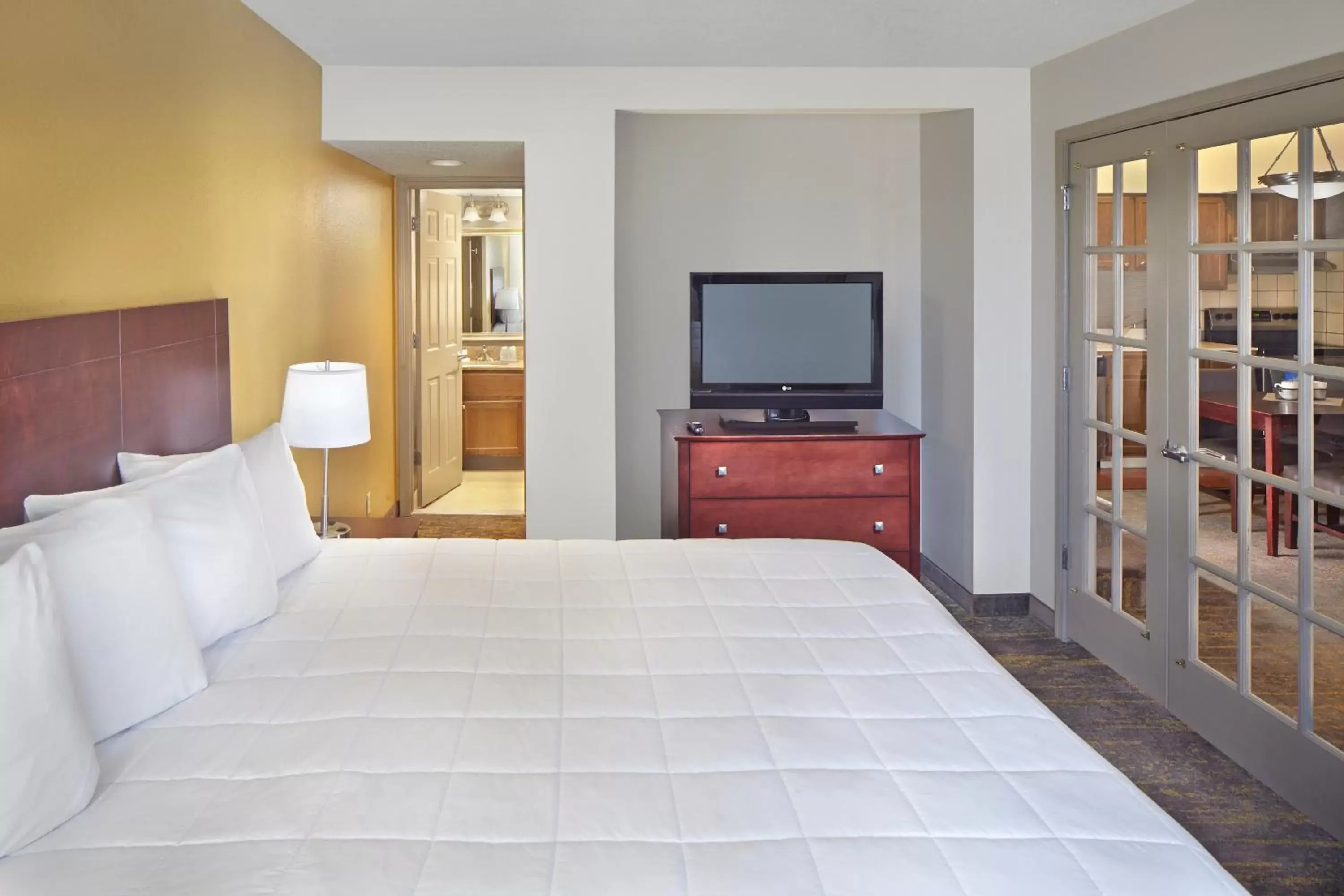 Bathroom, Bed in New Haven Village Suites