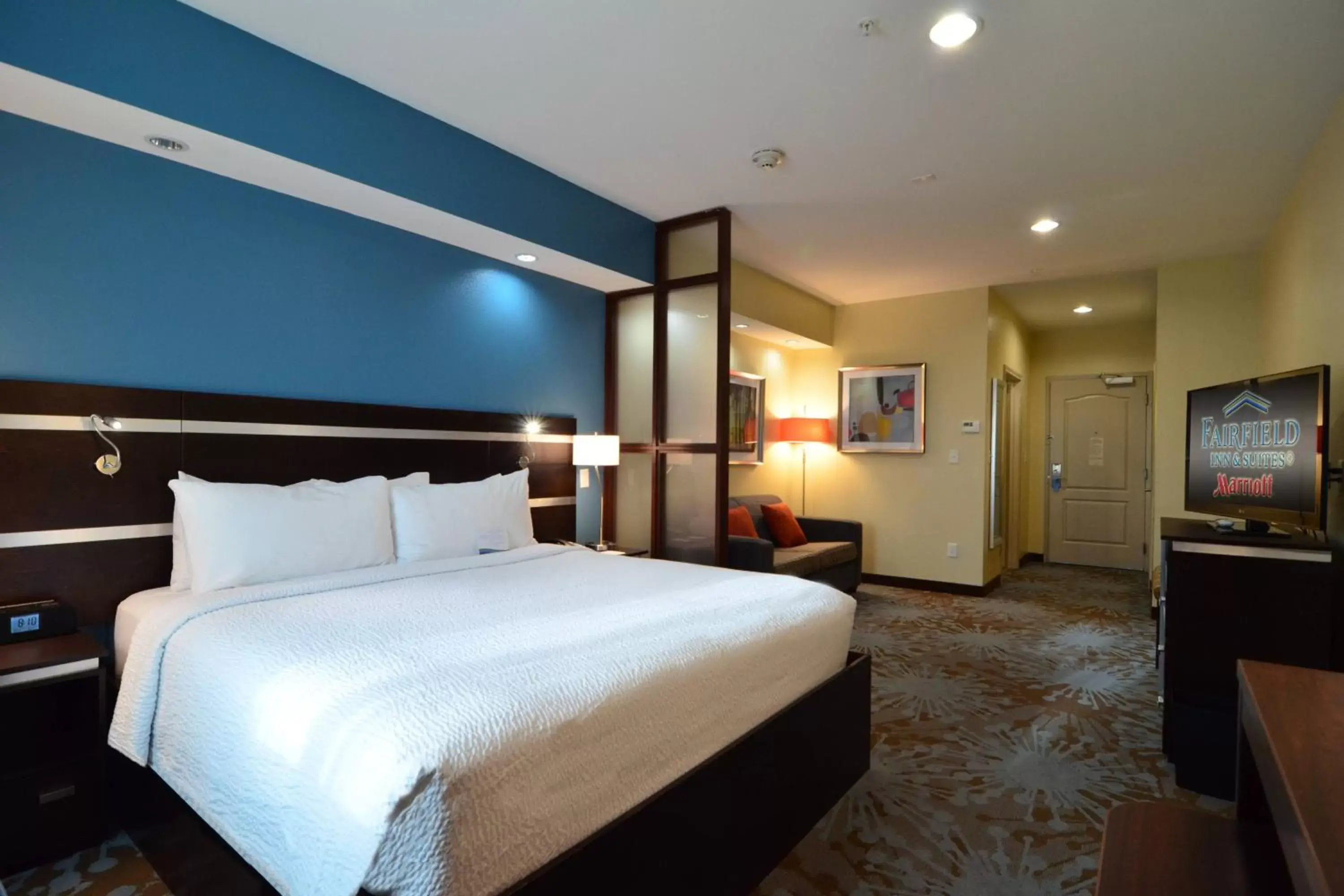 Photo of the whole room, Bed in Fairfield Inn and Suites by Marriott North Spring