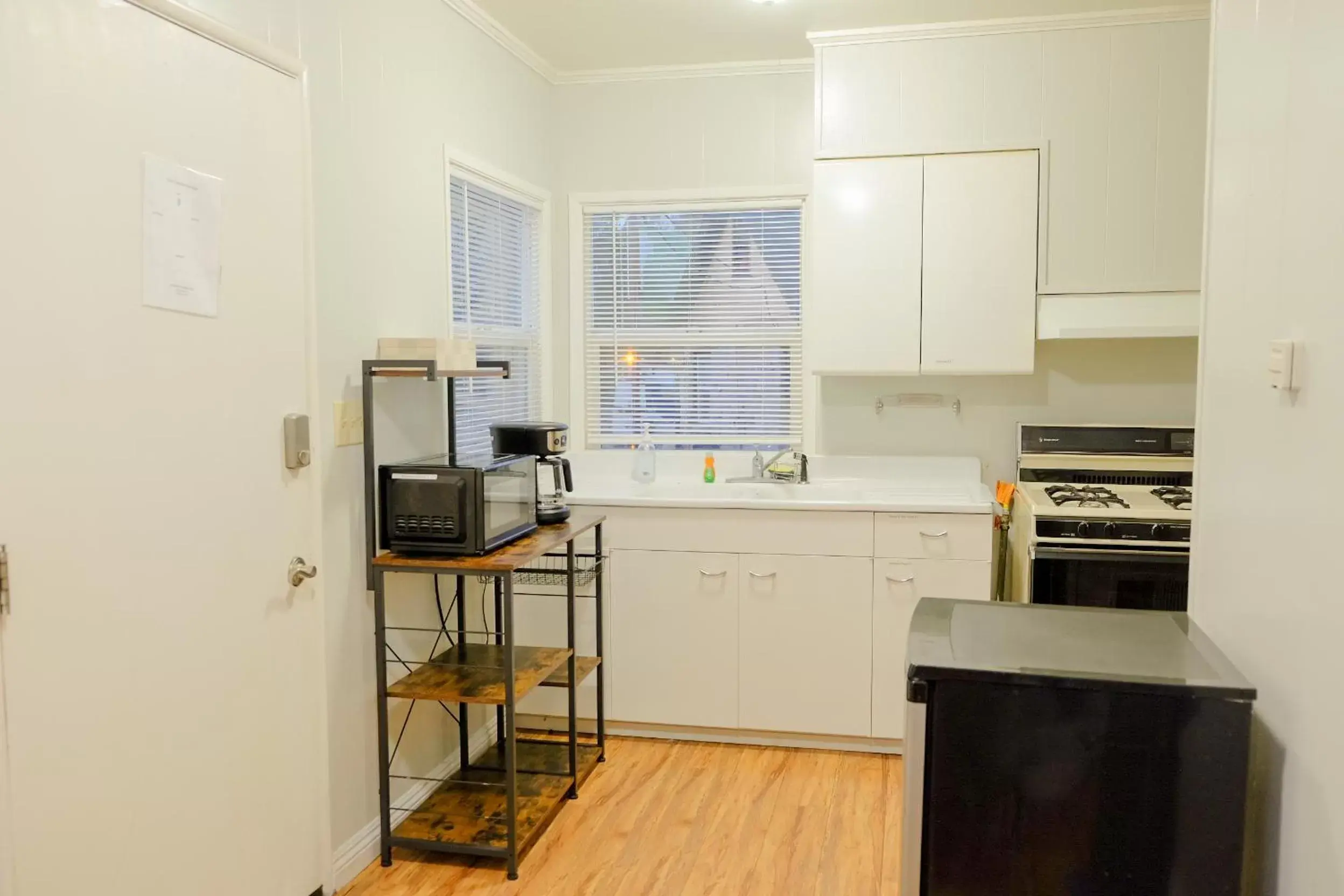 Kitchen or kitchenette, Kitchen/Kitchenette in Sherwood Arms Motel