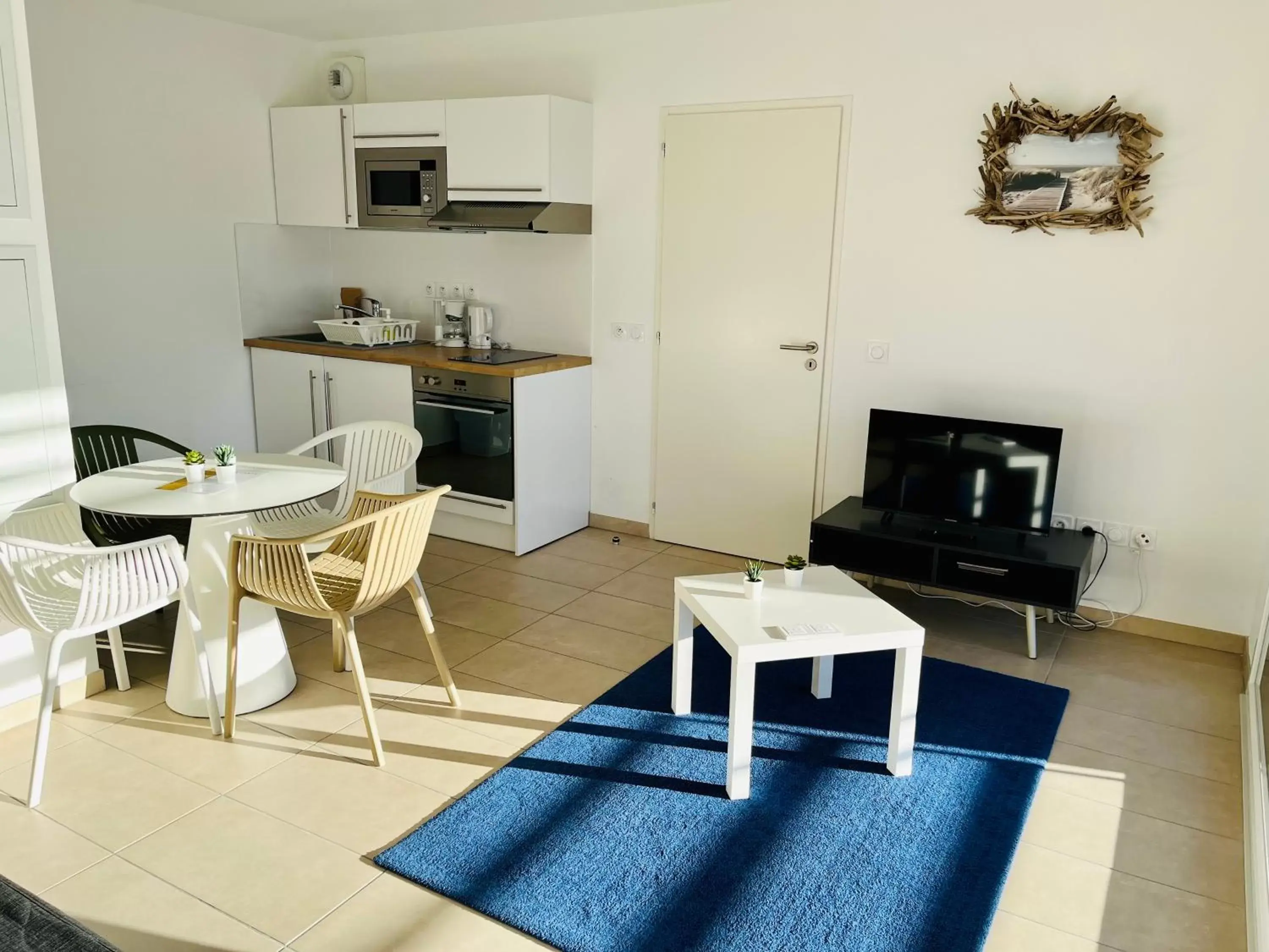 Kitchen or kitchenette, Dining Area in Les Patios de St-Pierre