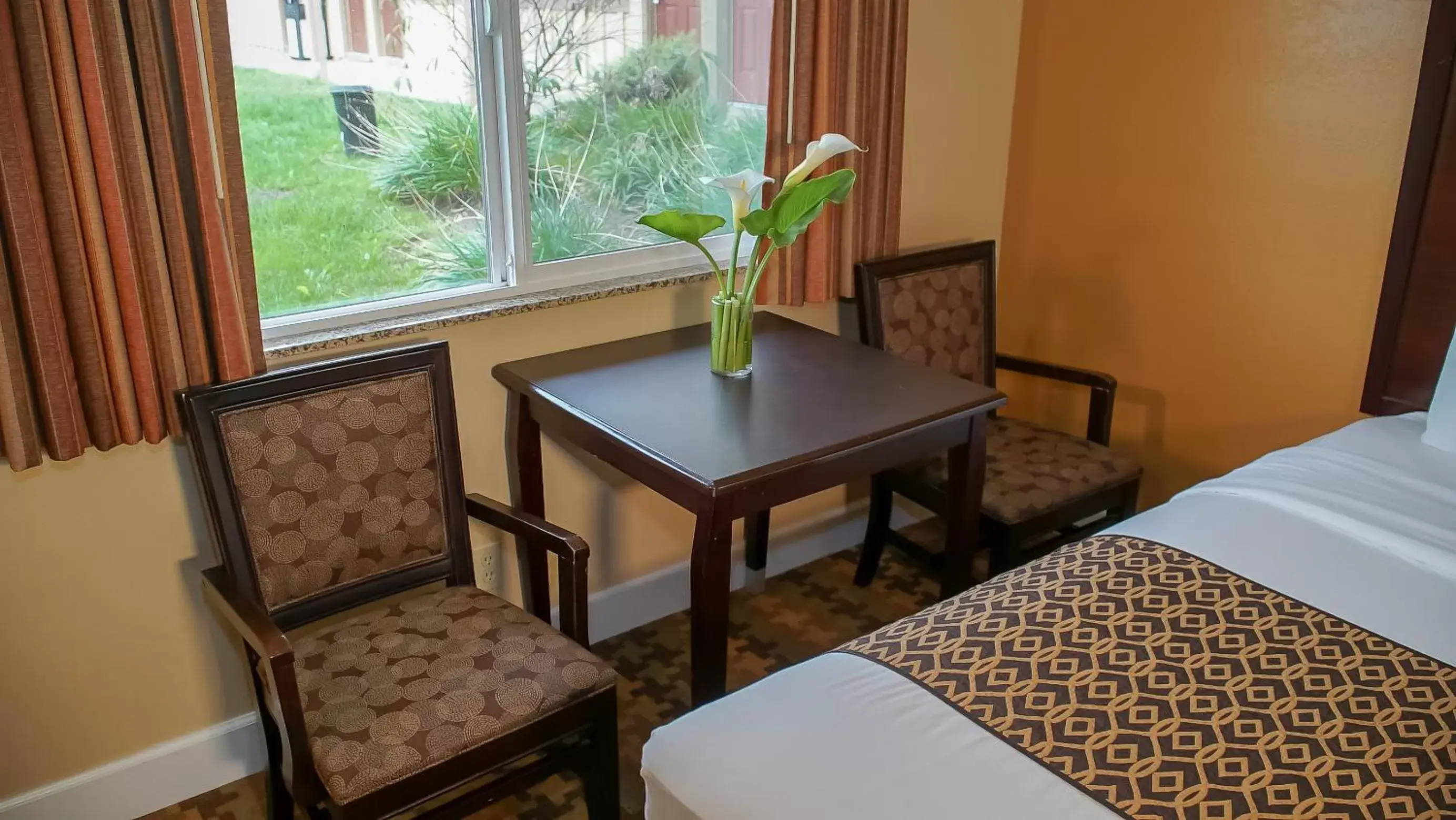 Bedroom, Seating Area in Silver Surf Motel