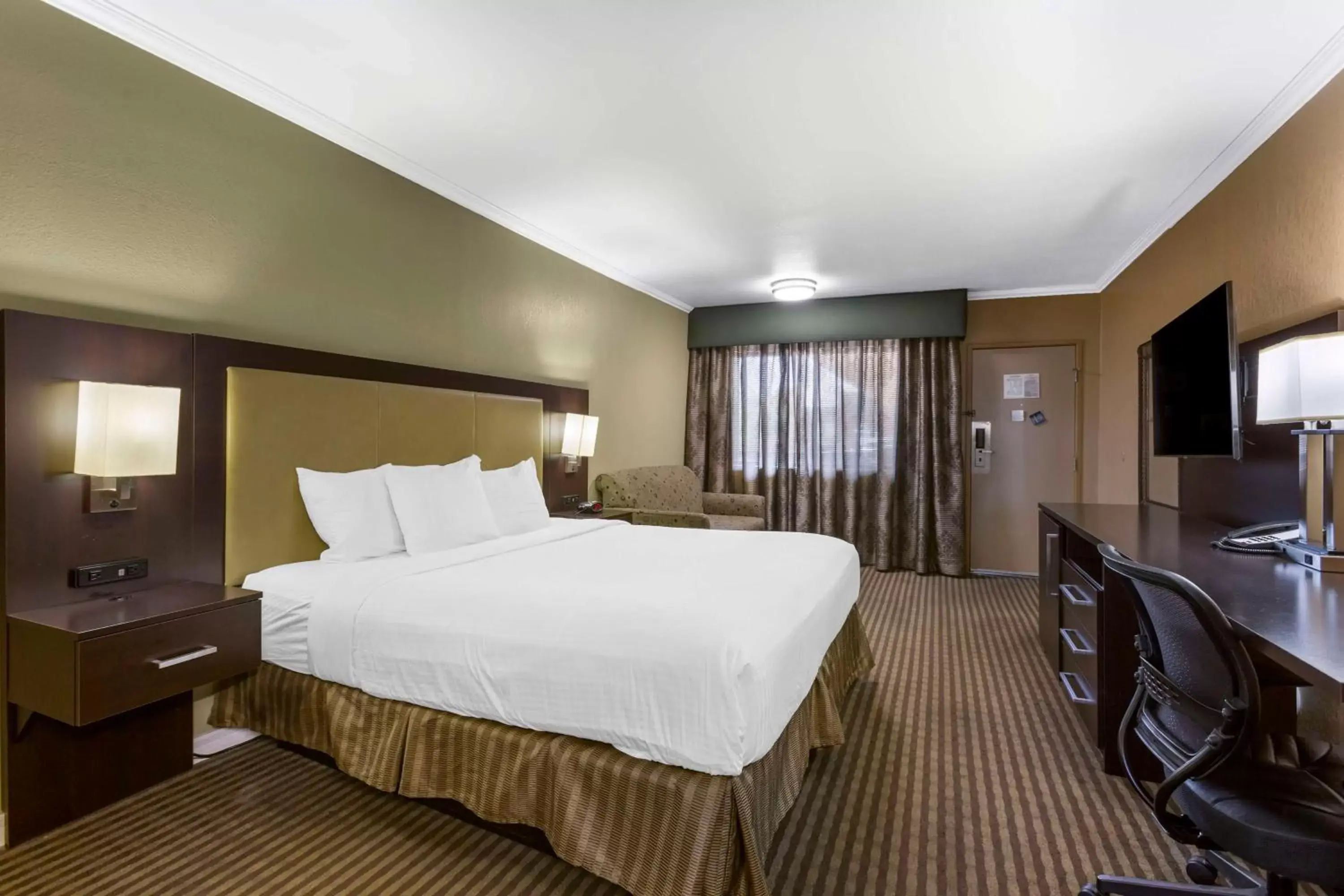 Bedroom in Best Western Royal Sun Inn & Suites