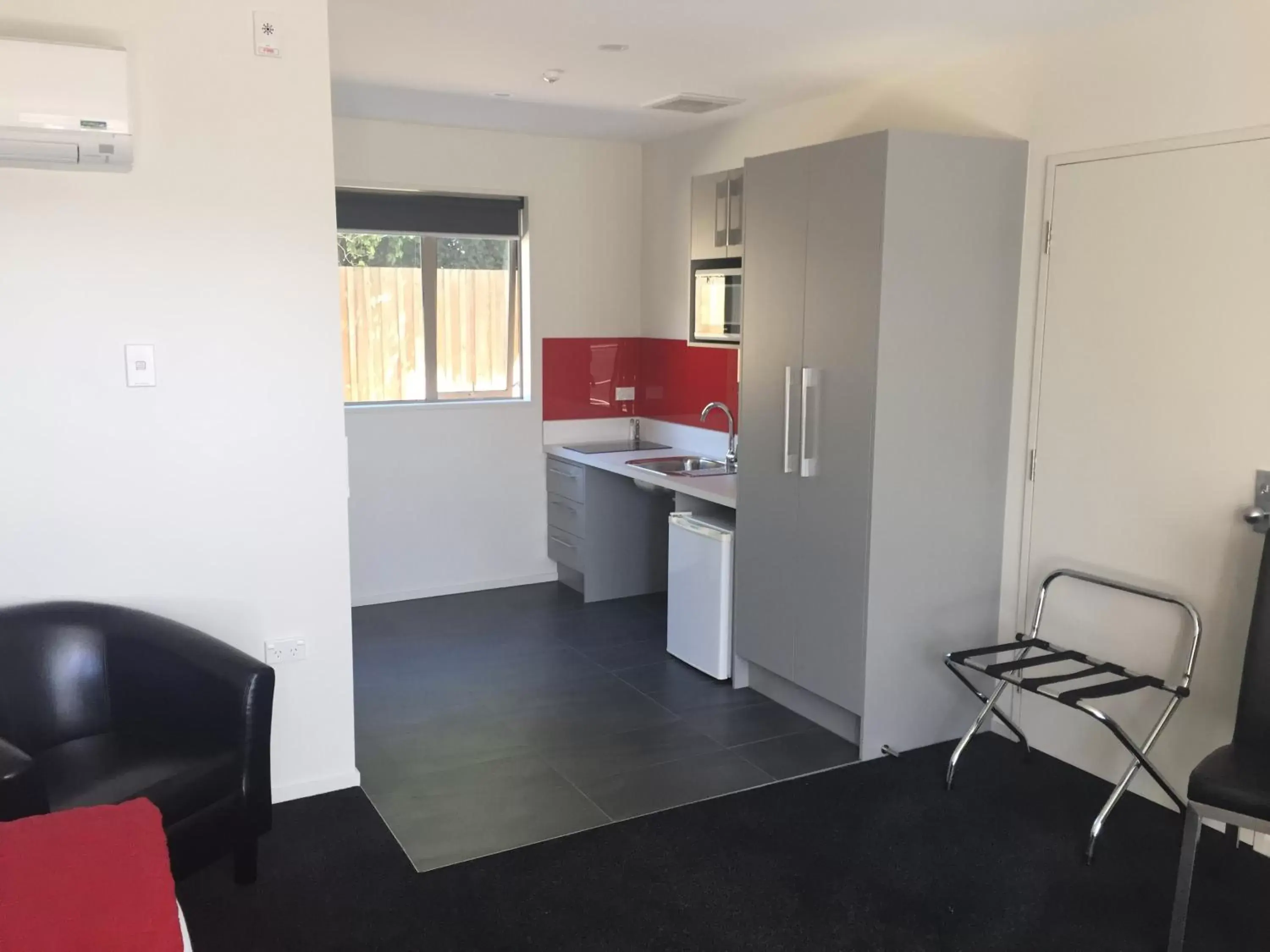 Kitchen/Kitchenette in Rolleston Highway Motel