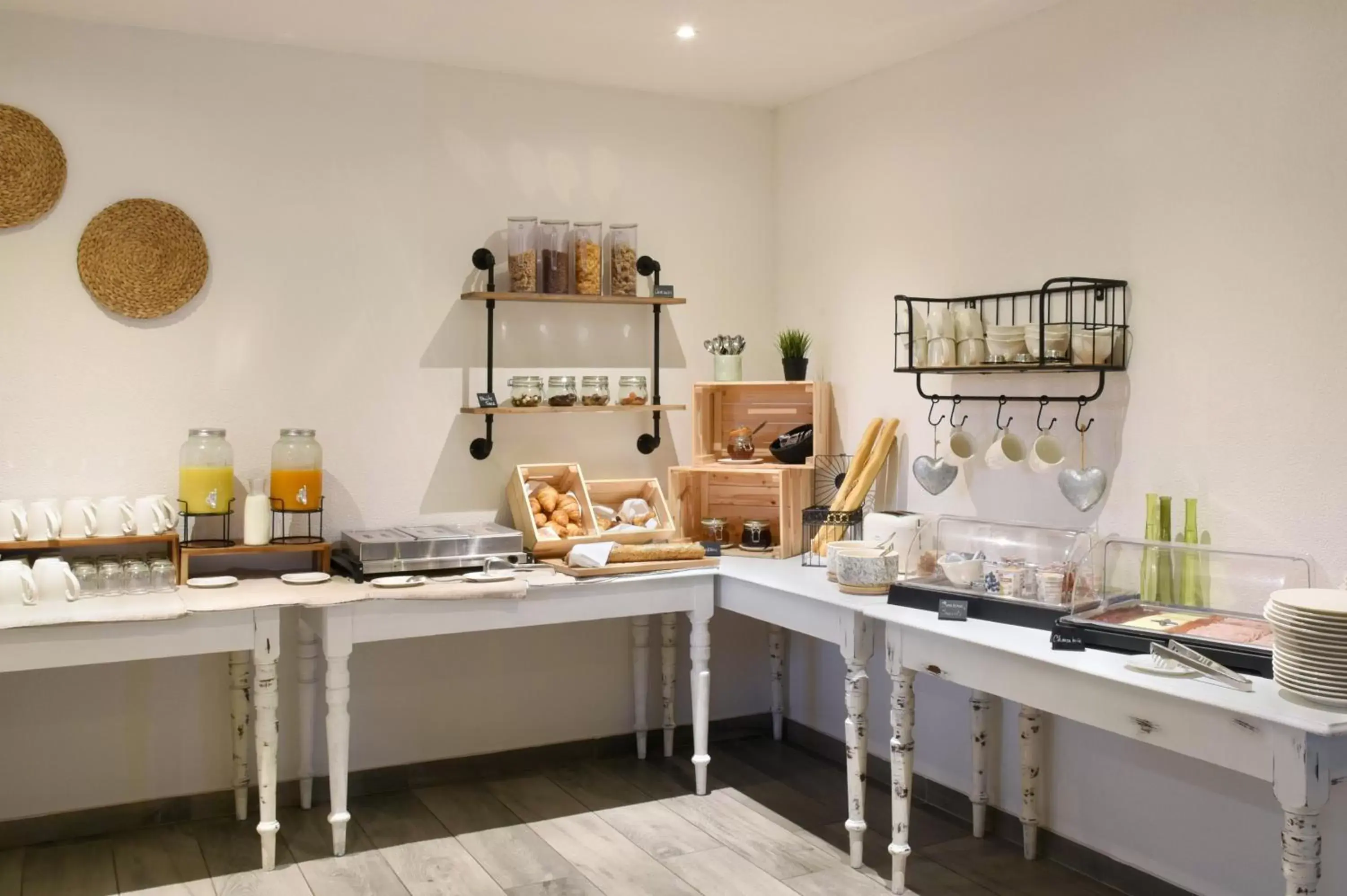 Food and drinks, Kitchen/Kitchenette in Hôtel des Mosaiques