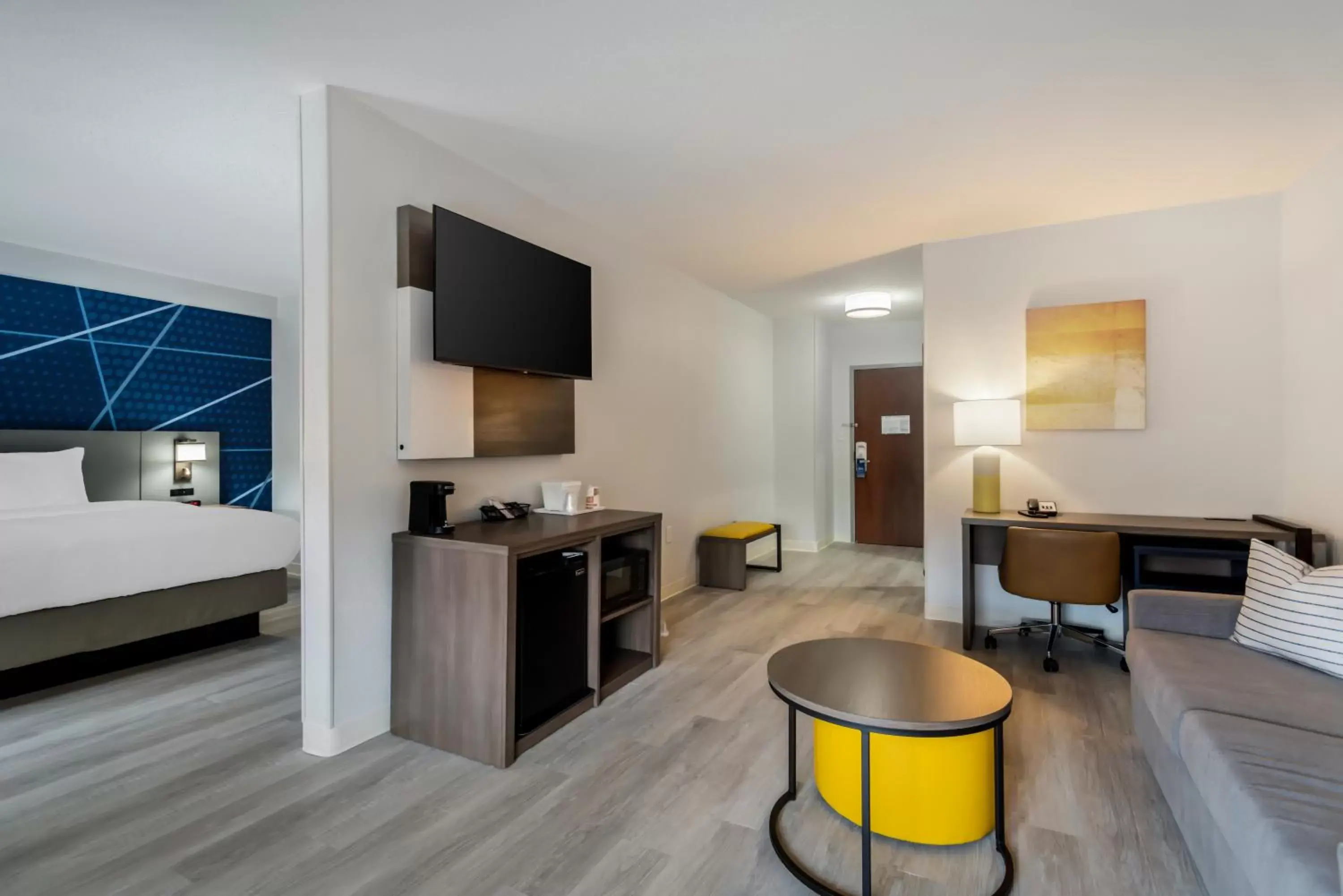 Bed, TV/Entertainment Center in Comfort Inn & Suites