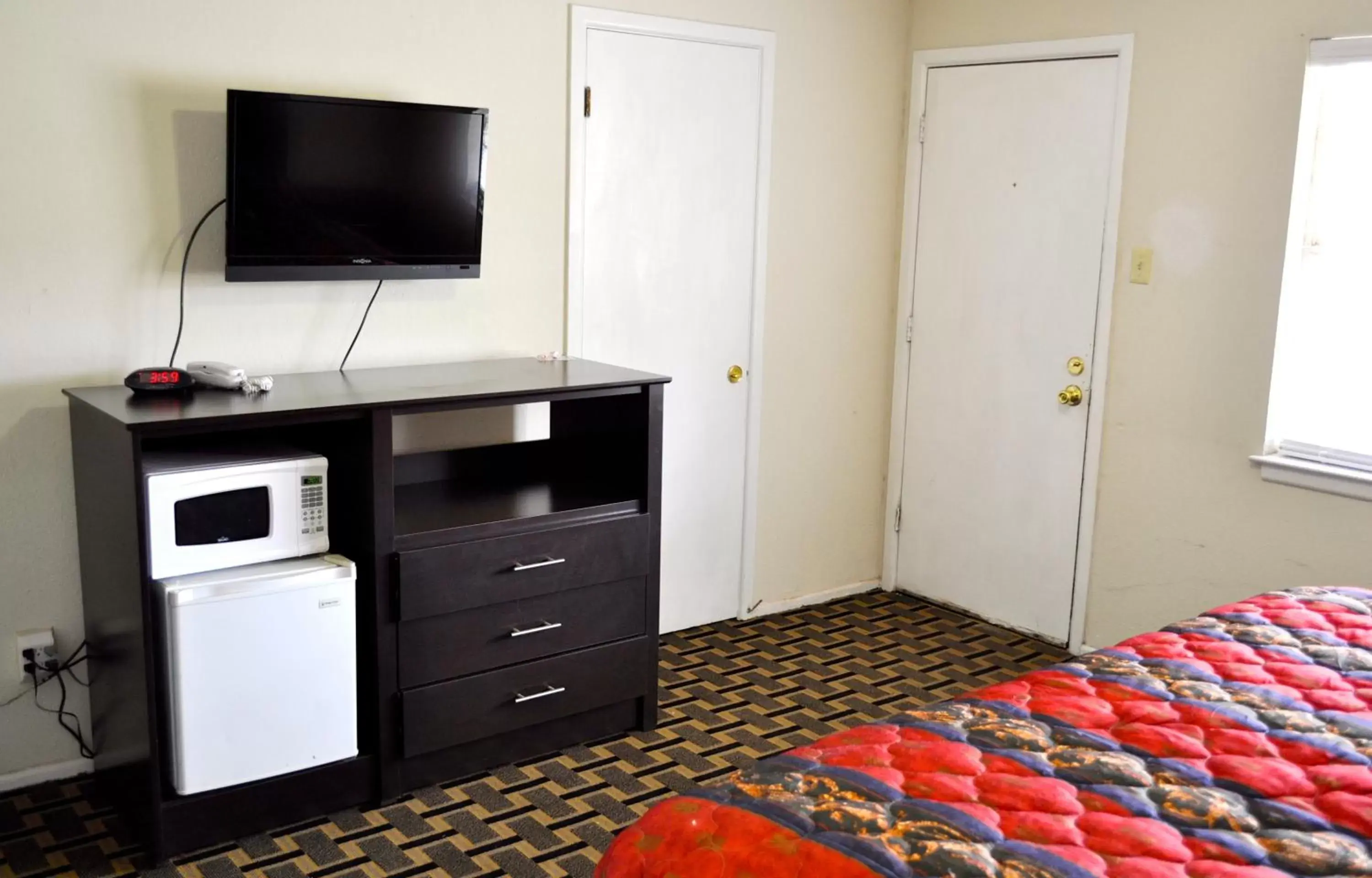 TV/Entertainment Center in Andrews Motor Inn