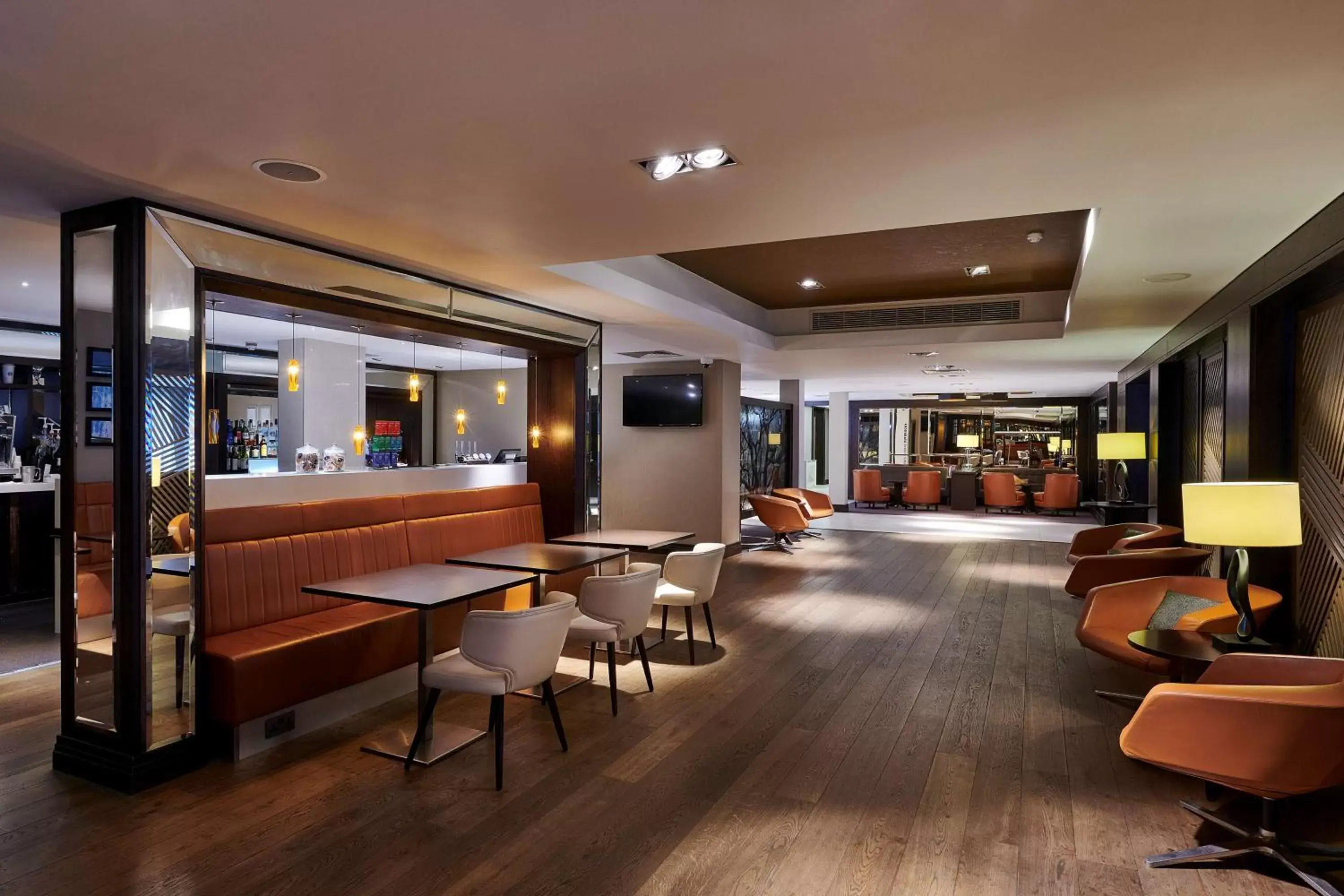 Lounge or bar, Lounge/Bar in DoubleTree by Hilton London Ealing
