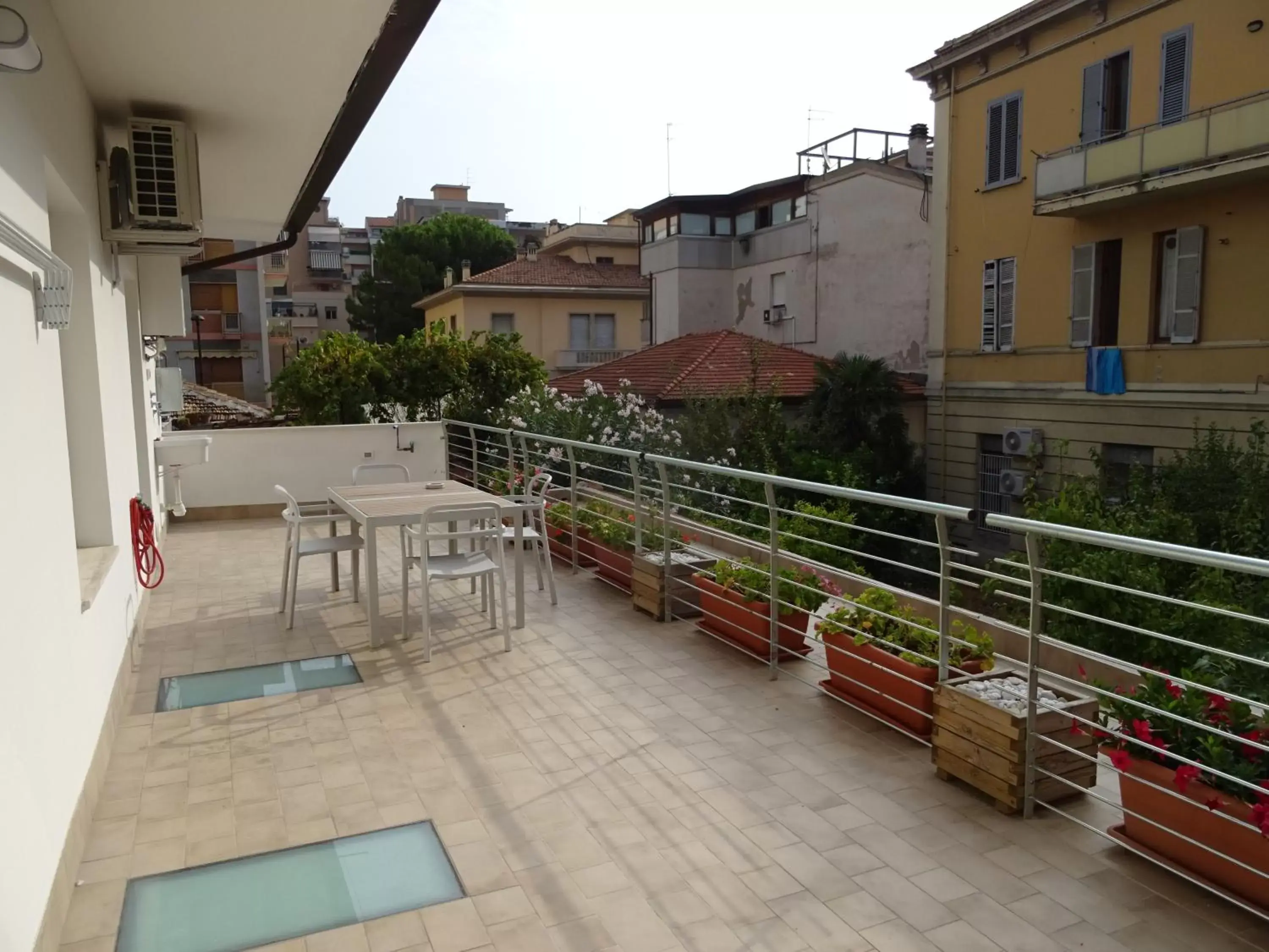 Neighbourhood, Balcony/Terrace in Meeting