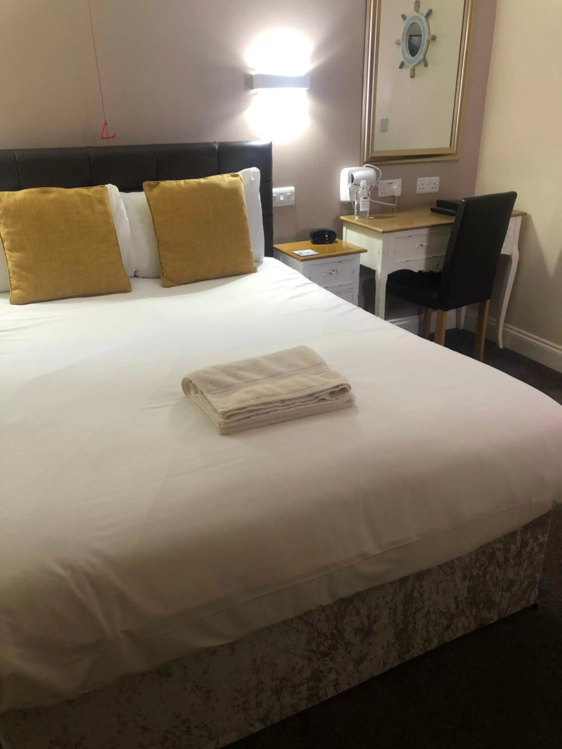 Bedroom, Bed in Queen Phillippa