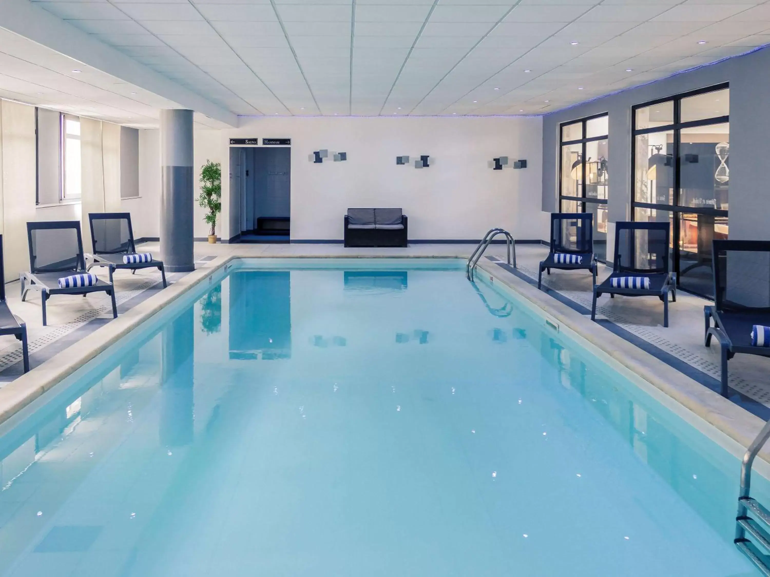 Property building, Swimming Pool in Hotel Mercure Blois Centre