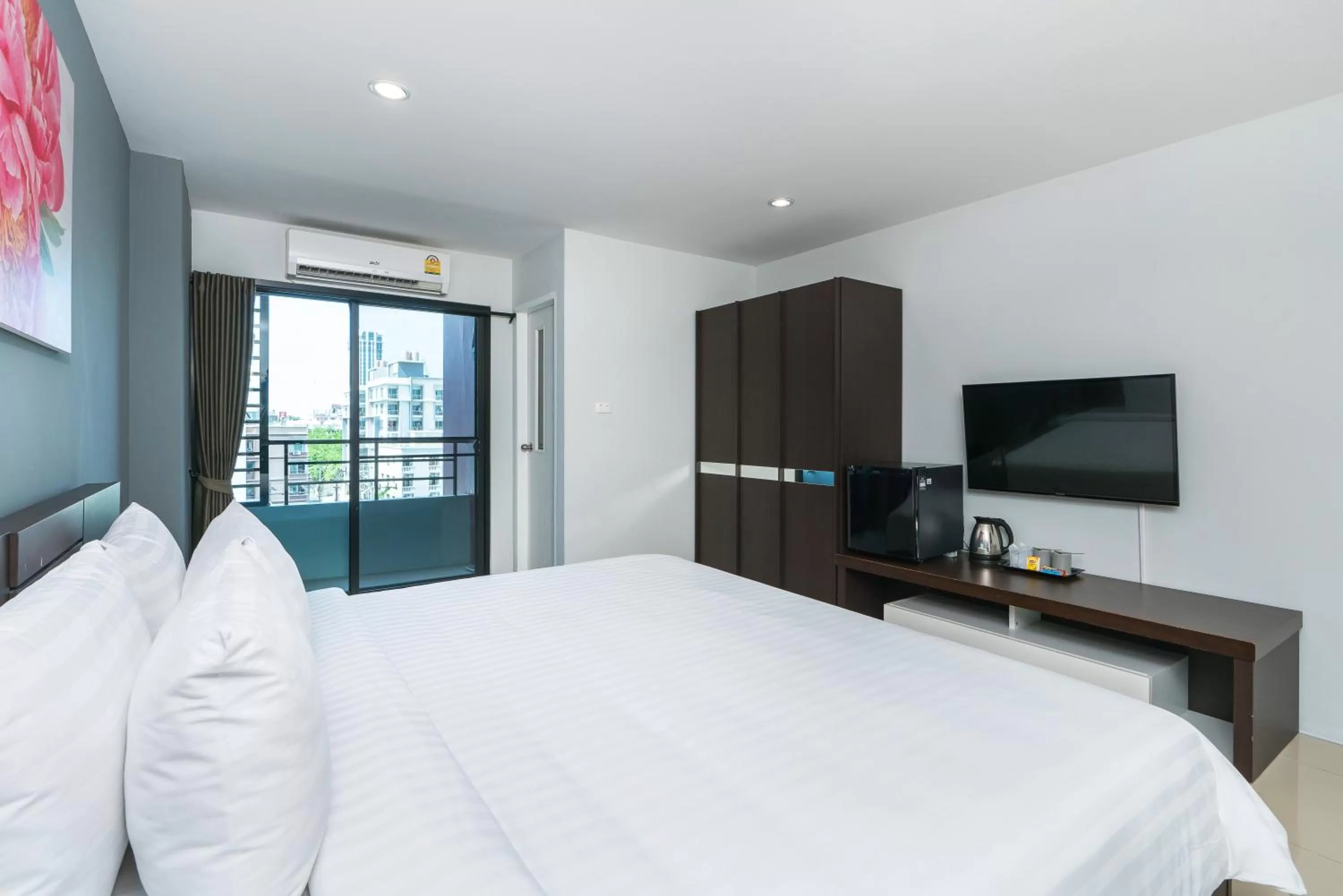 Photo of the whole room, Bed in De Botan Srinakarin Hotel & Residence