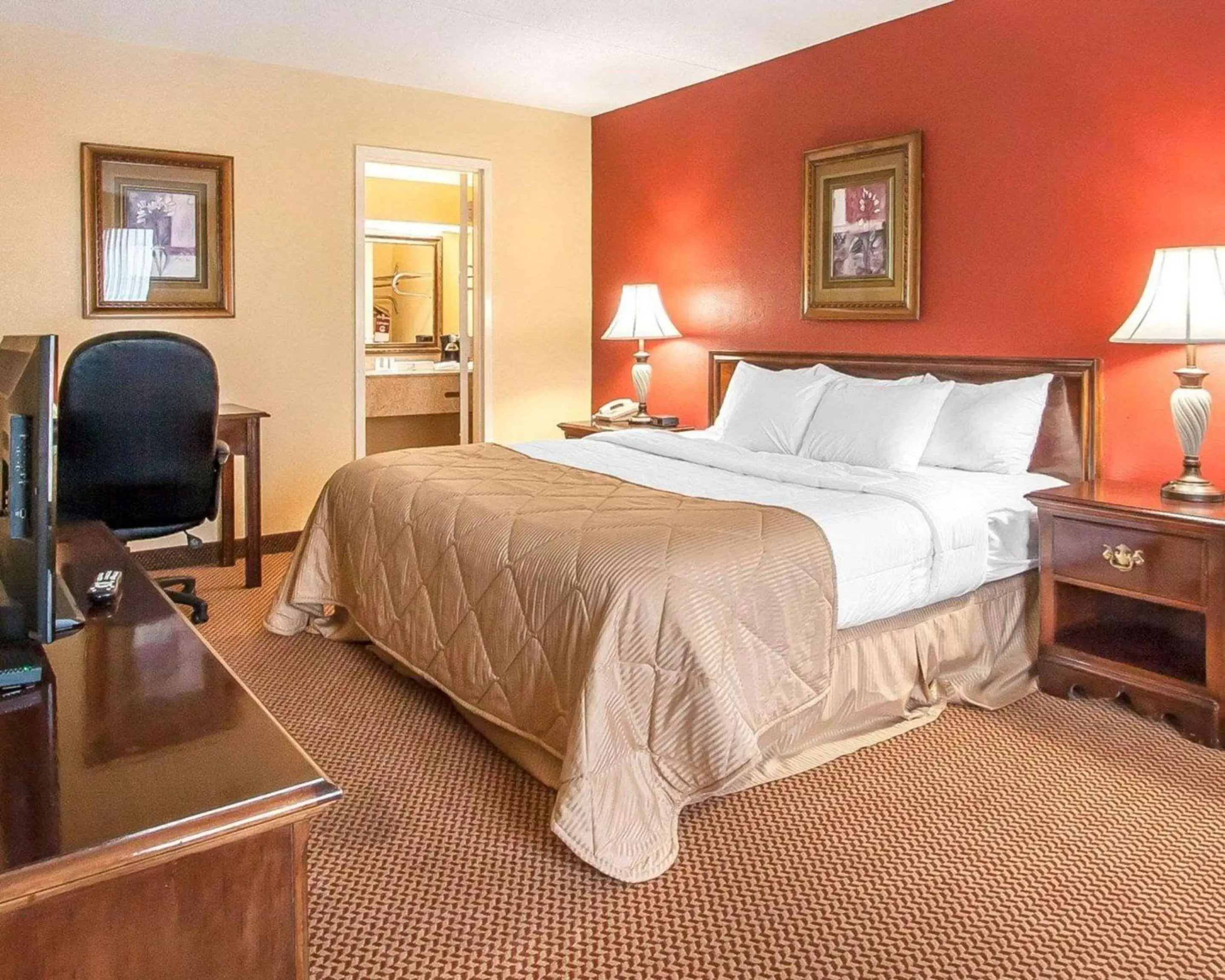 Photo of the whole room, Bed in Clarion Inn & Suites University Center