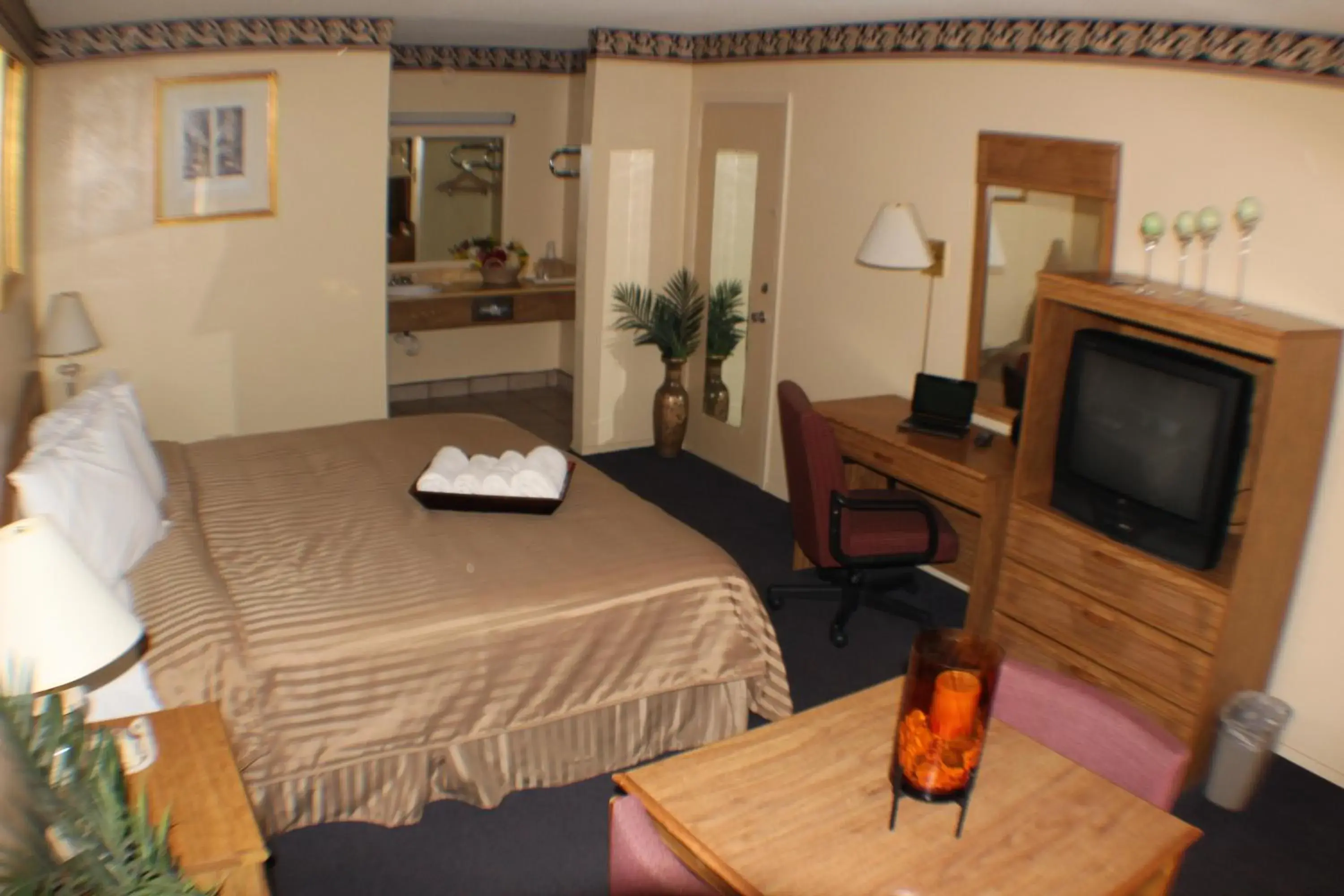 Bed, TV/Entertainment Center in Value Inn & Suites - Harlingen