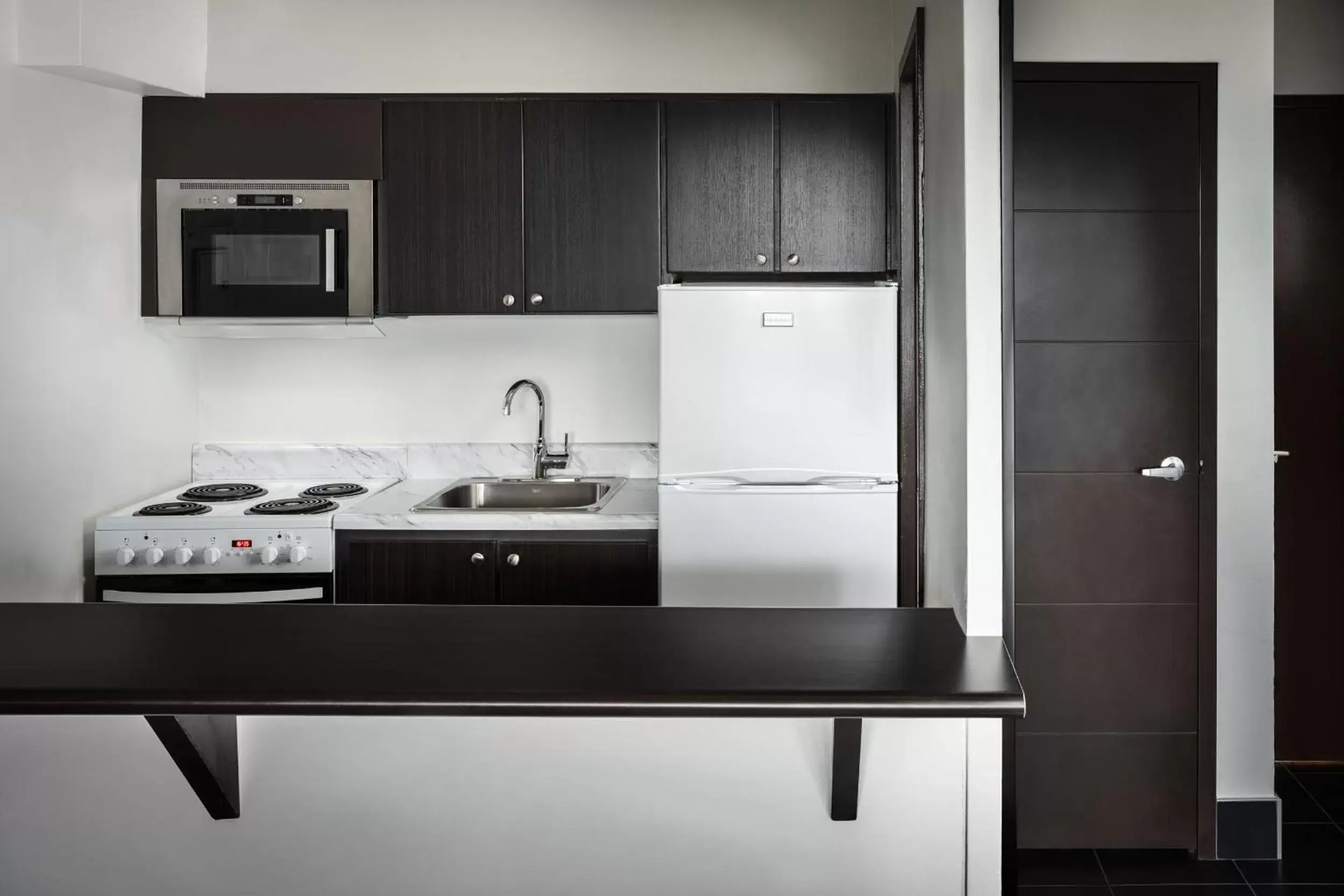 Area and facilities, Kitchen/Kitchenette in Ottawa Embassy Hotel & Suites