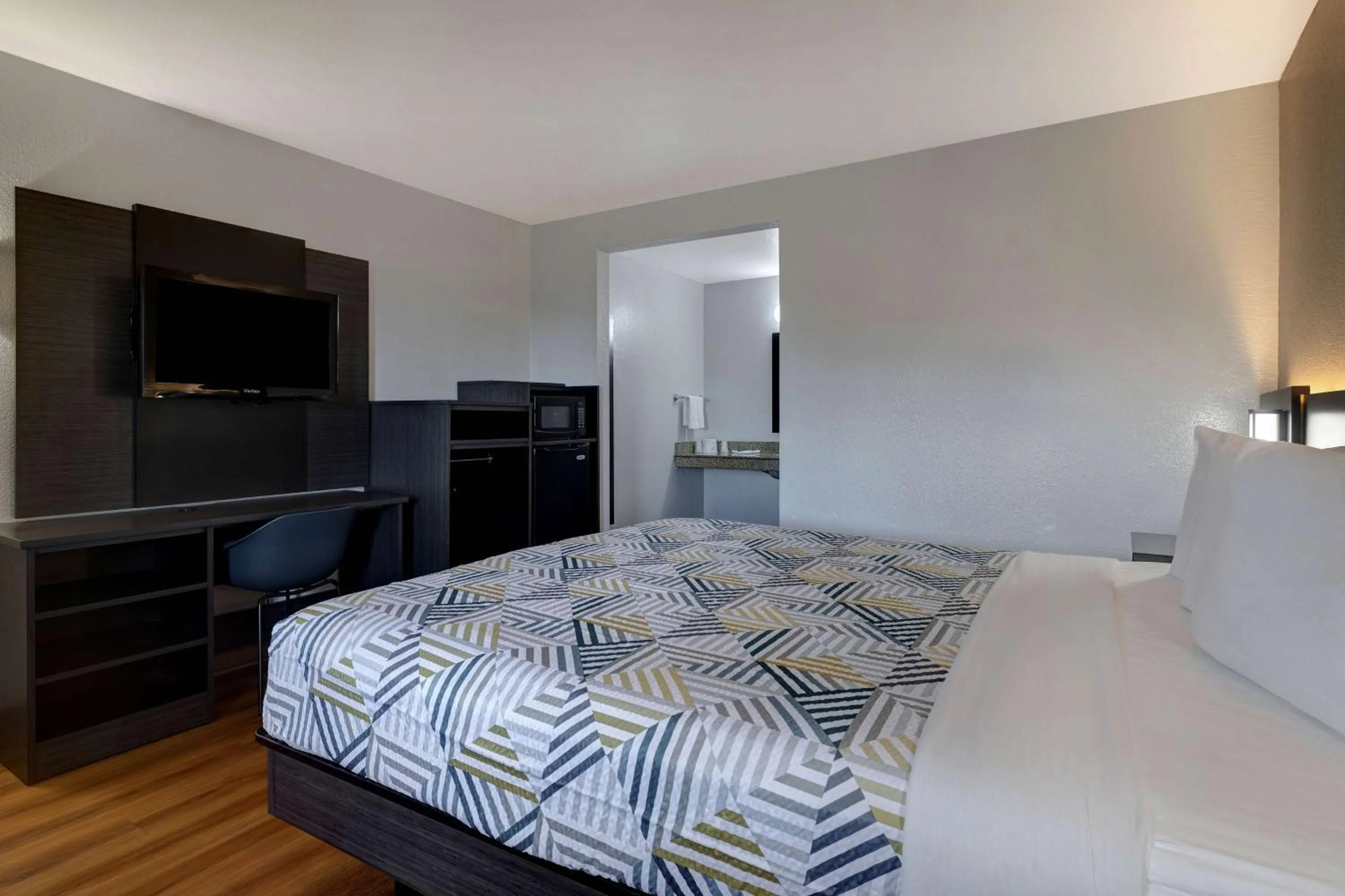 Photo of the whole room, Bed in Motel 6-Buttonwillow, CA Central