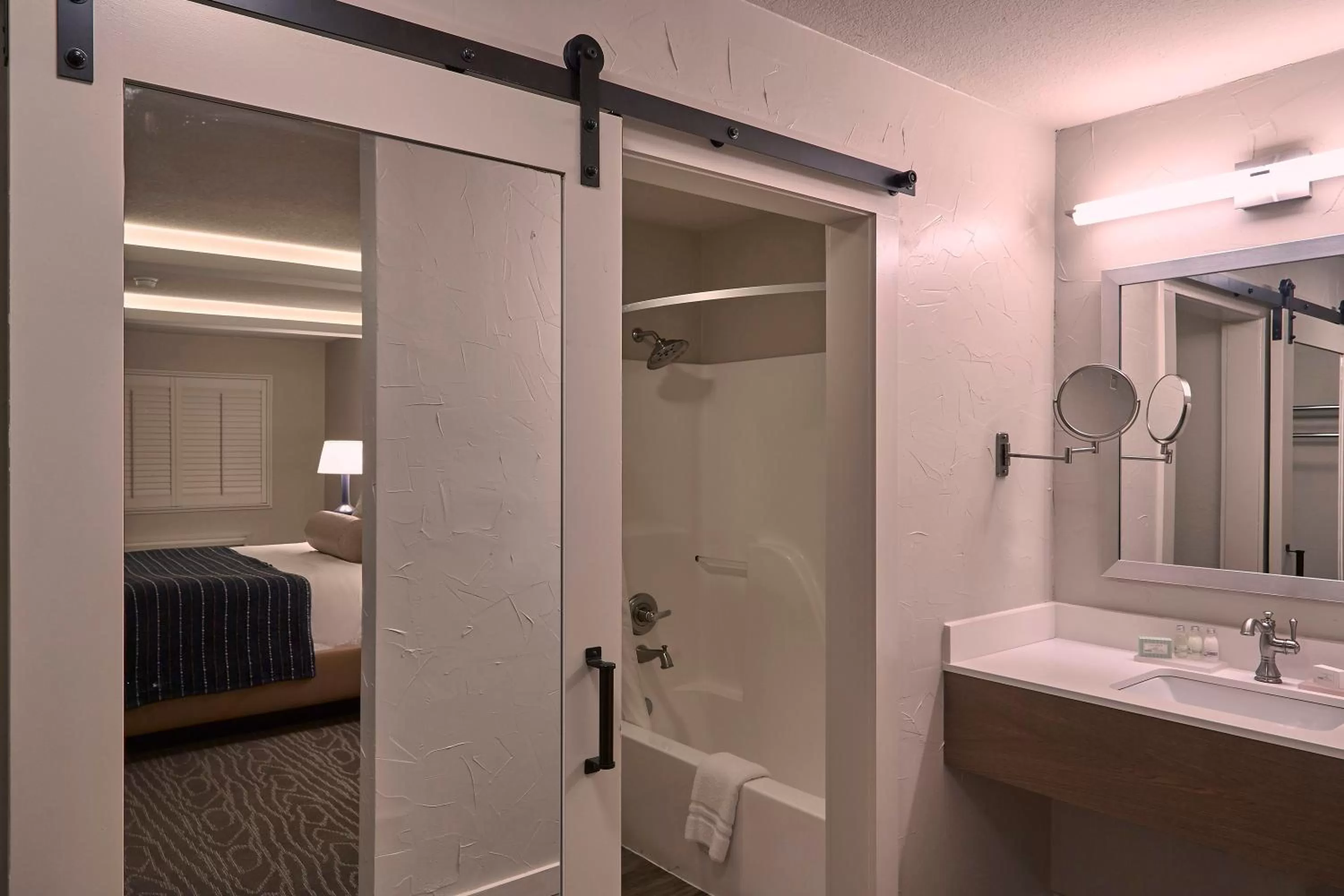 Bathroom, Bed in Fredericksburg Inn and Suites