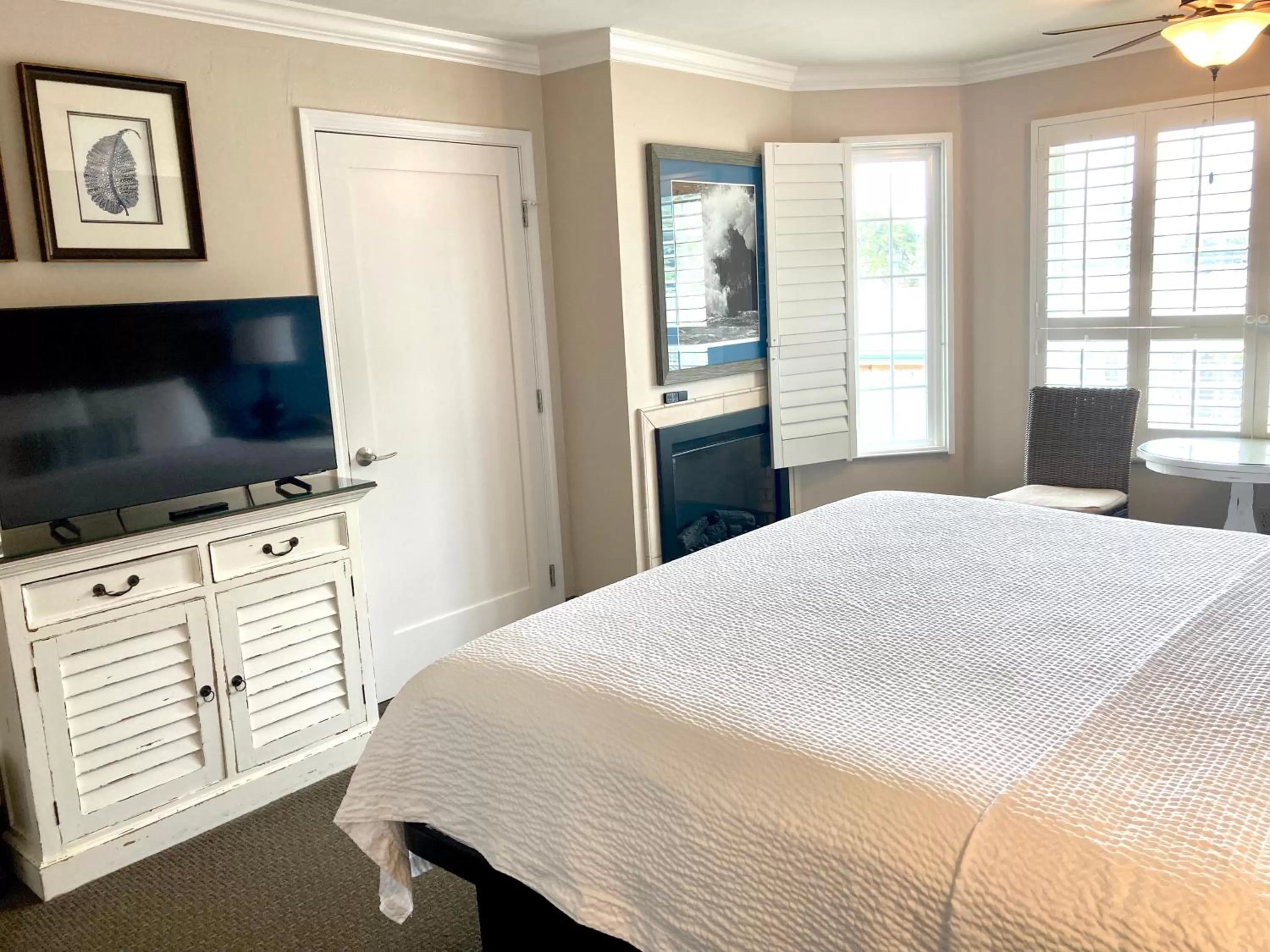 Bed in Sand Pebbles Inn