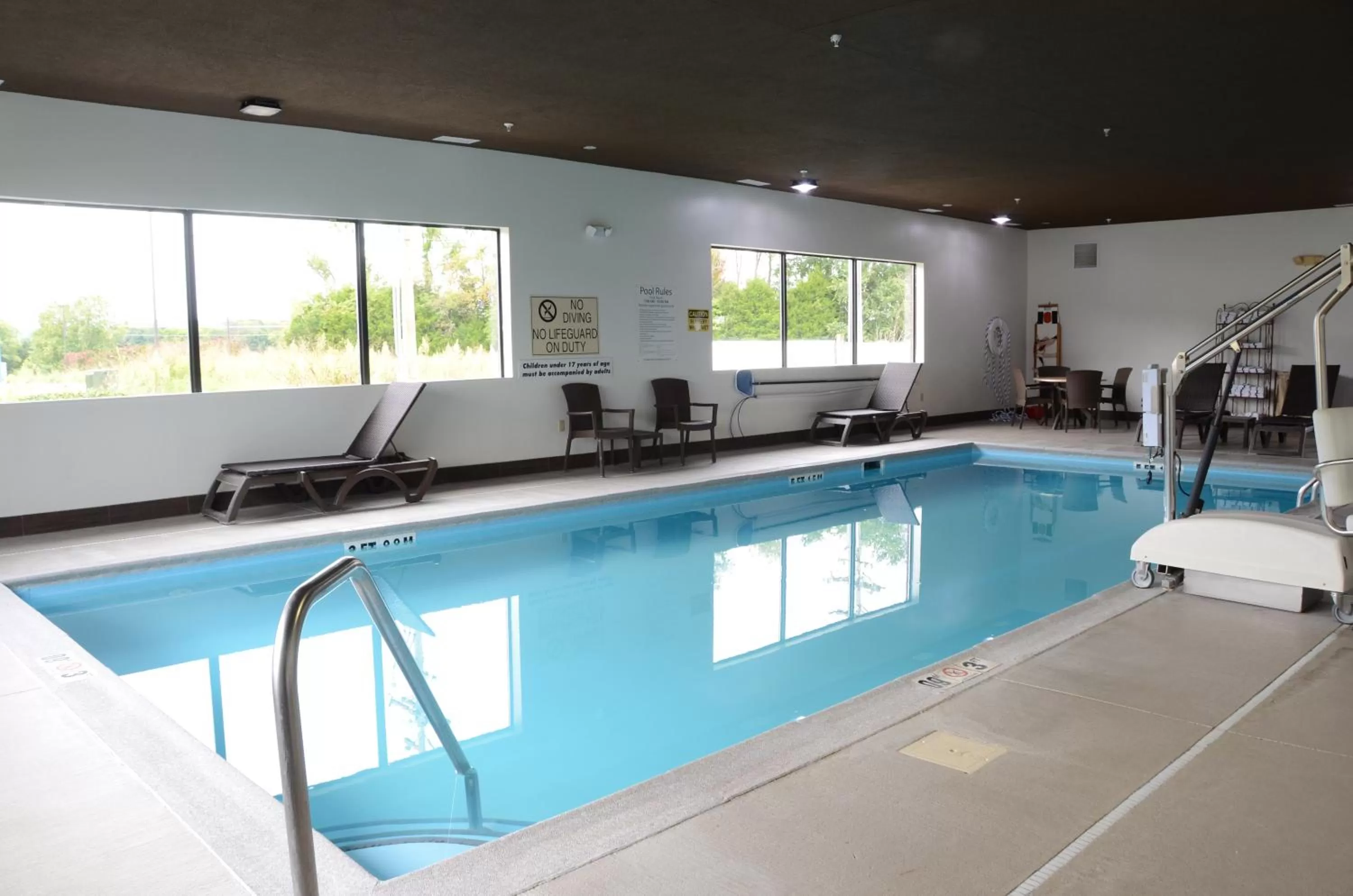 Swimming pool in Comfort Inn & Suites Cave City