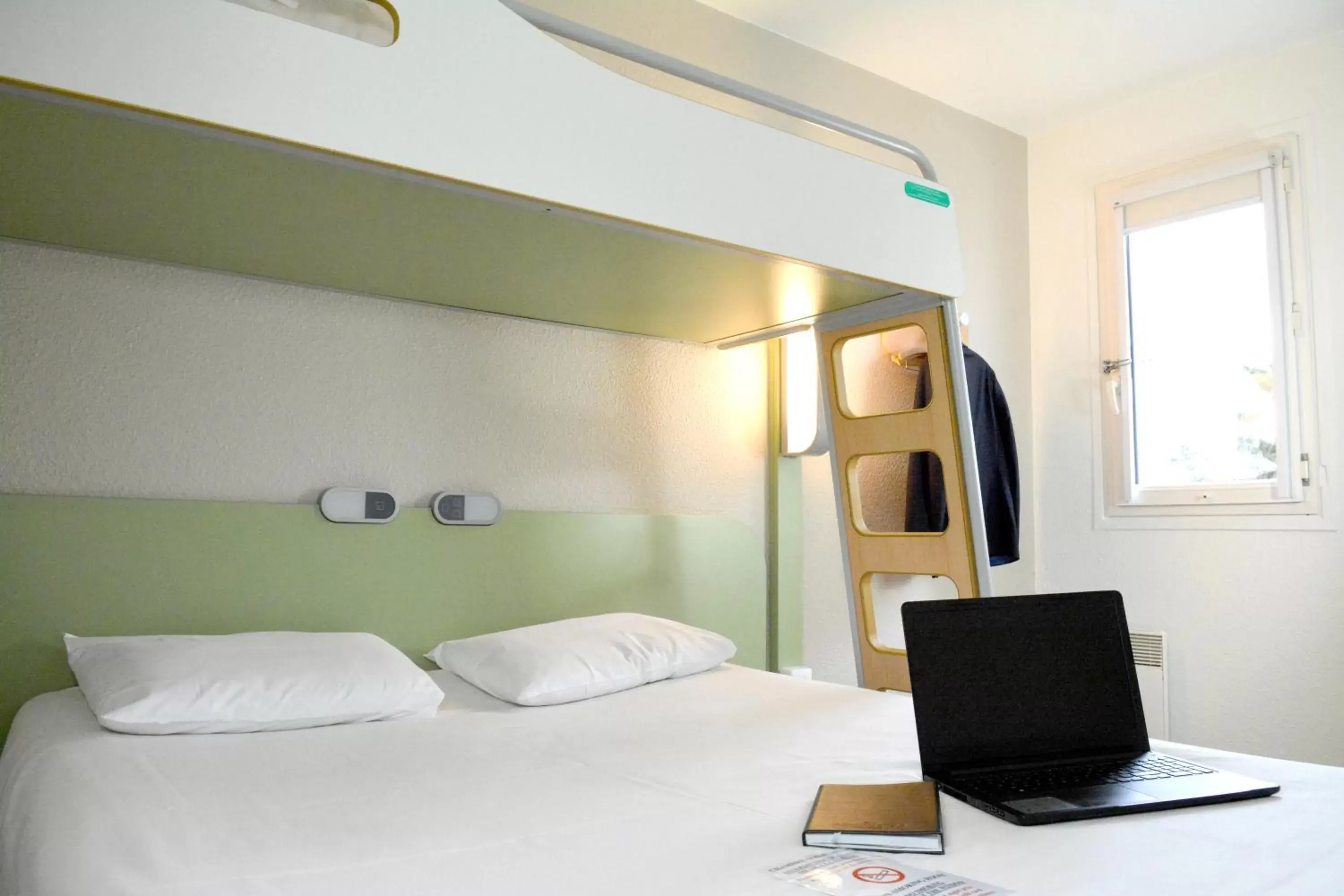 Bedroom, Bed in ibis budget Rouen Parc des Expos Zenith