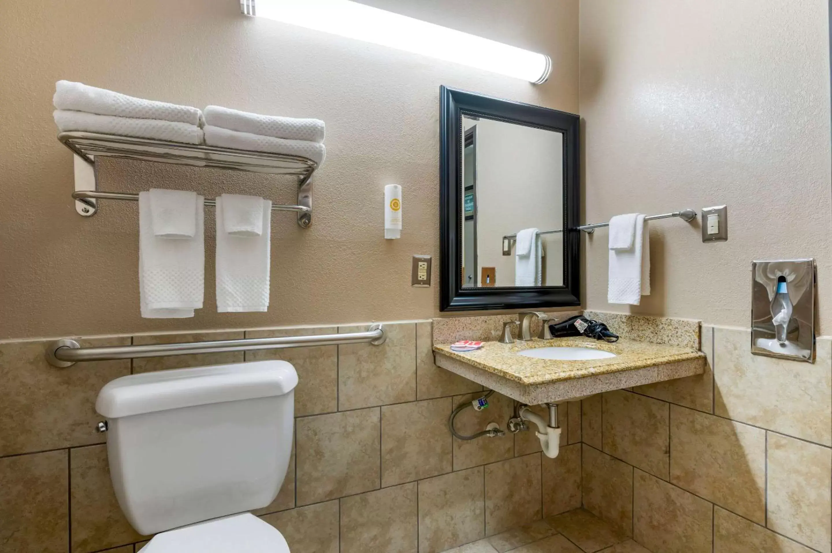 Bedroom, Bathroom in Econo Lodge Shelbyville