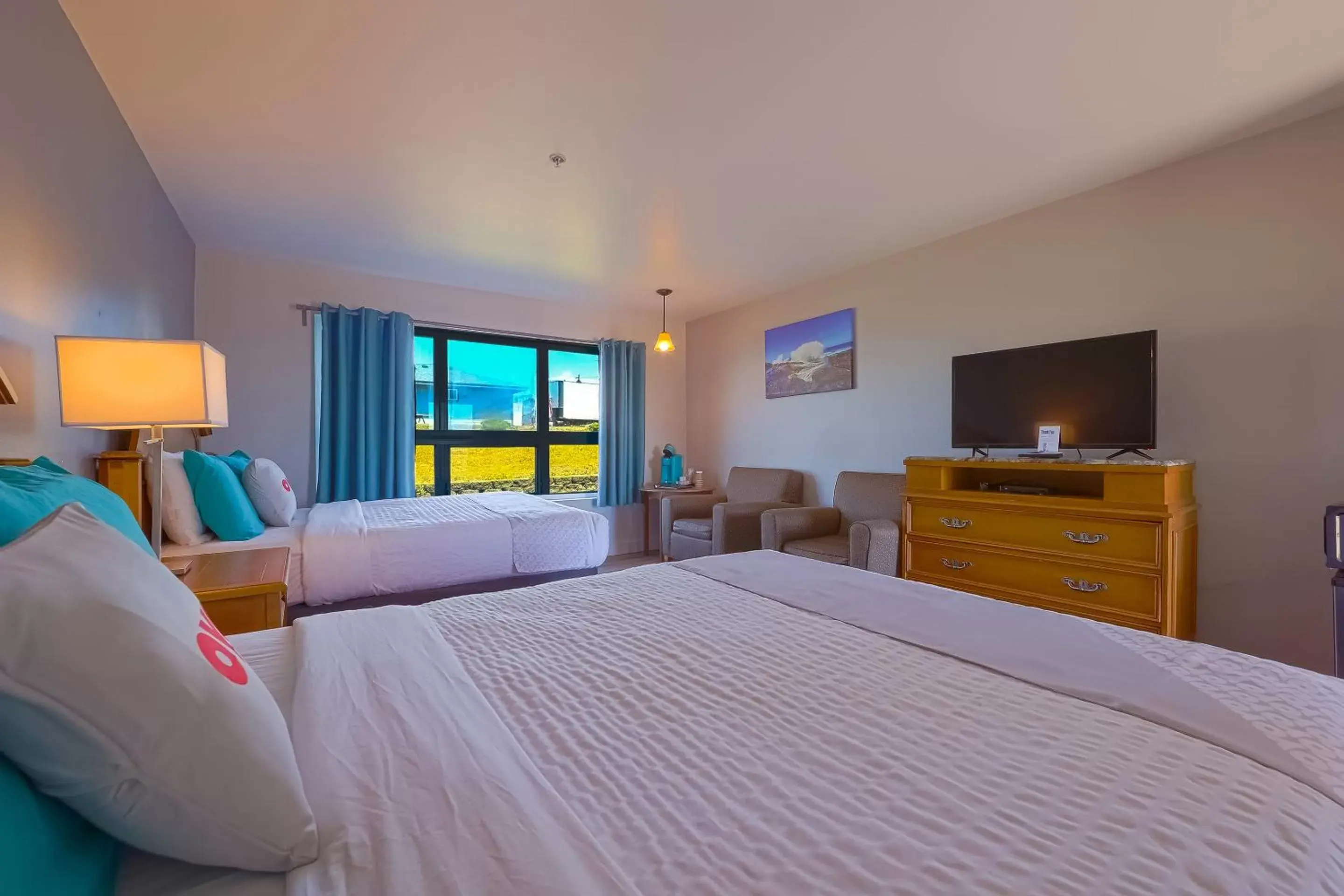 Bedroom in OYO Waves Hotel Newport OR - NYE Beach