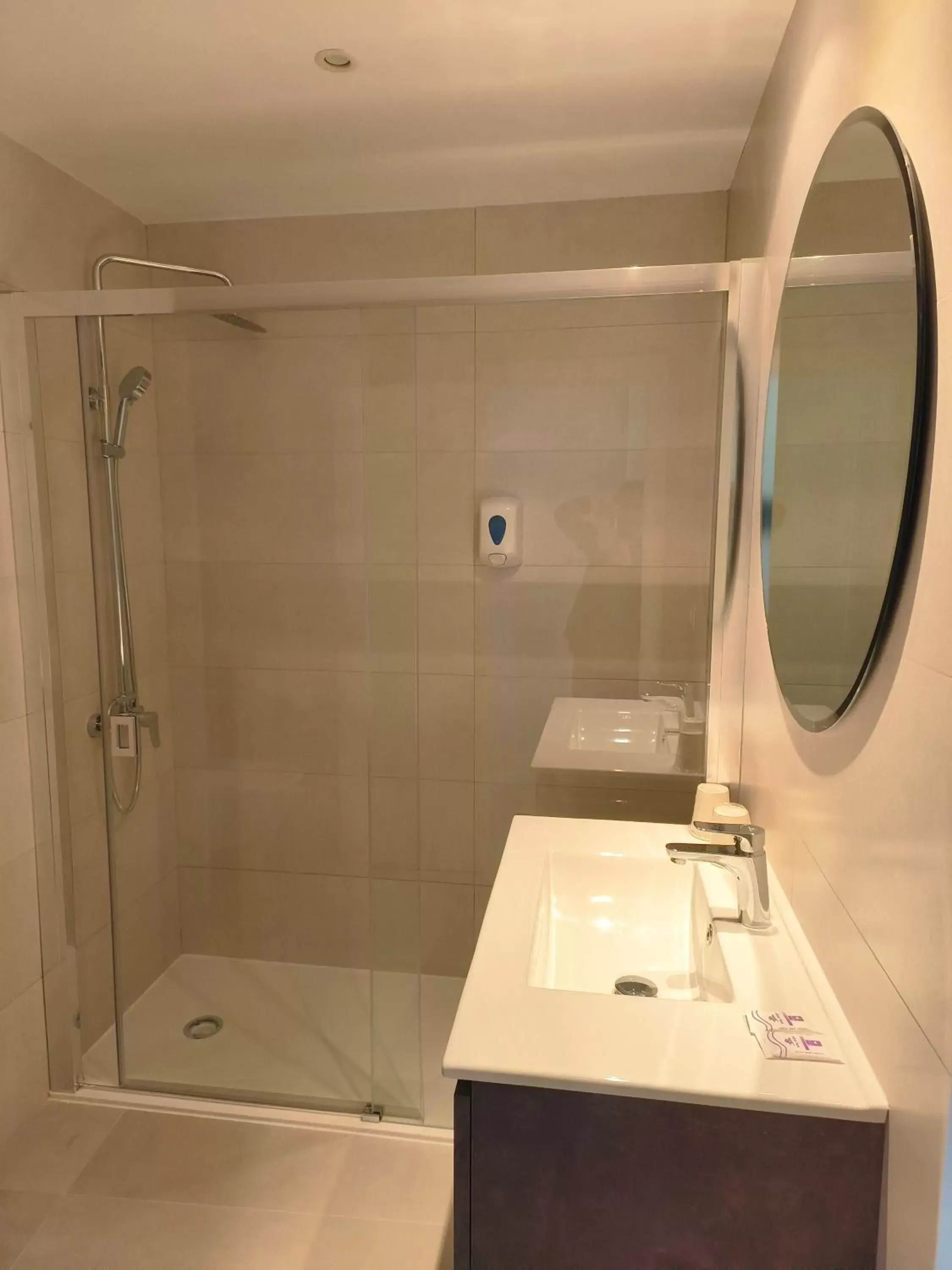 Shower, Bathroom in Hotel Mediterráneo