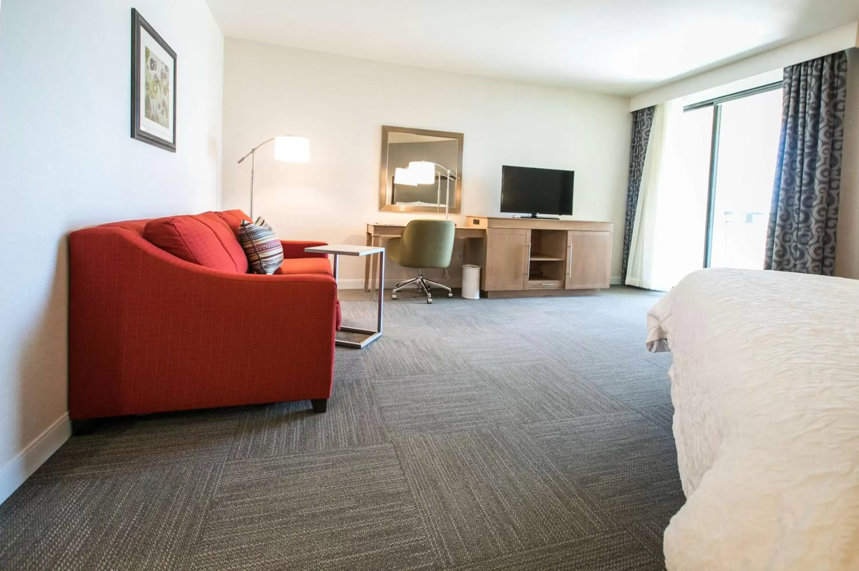 Bed, Seating Area in Hampton Inn & Suites Tempe/Phoenix Airport, Az