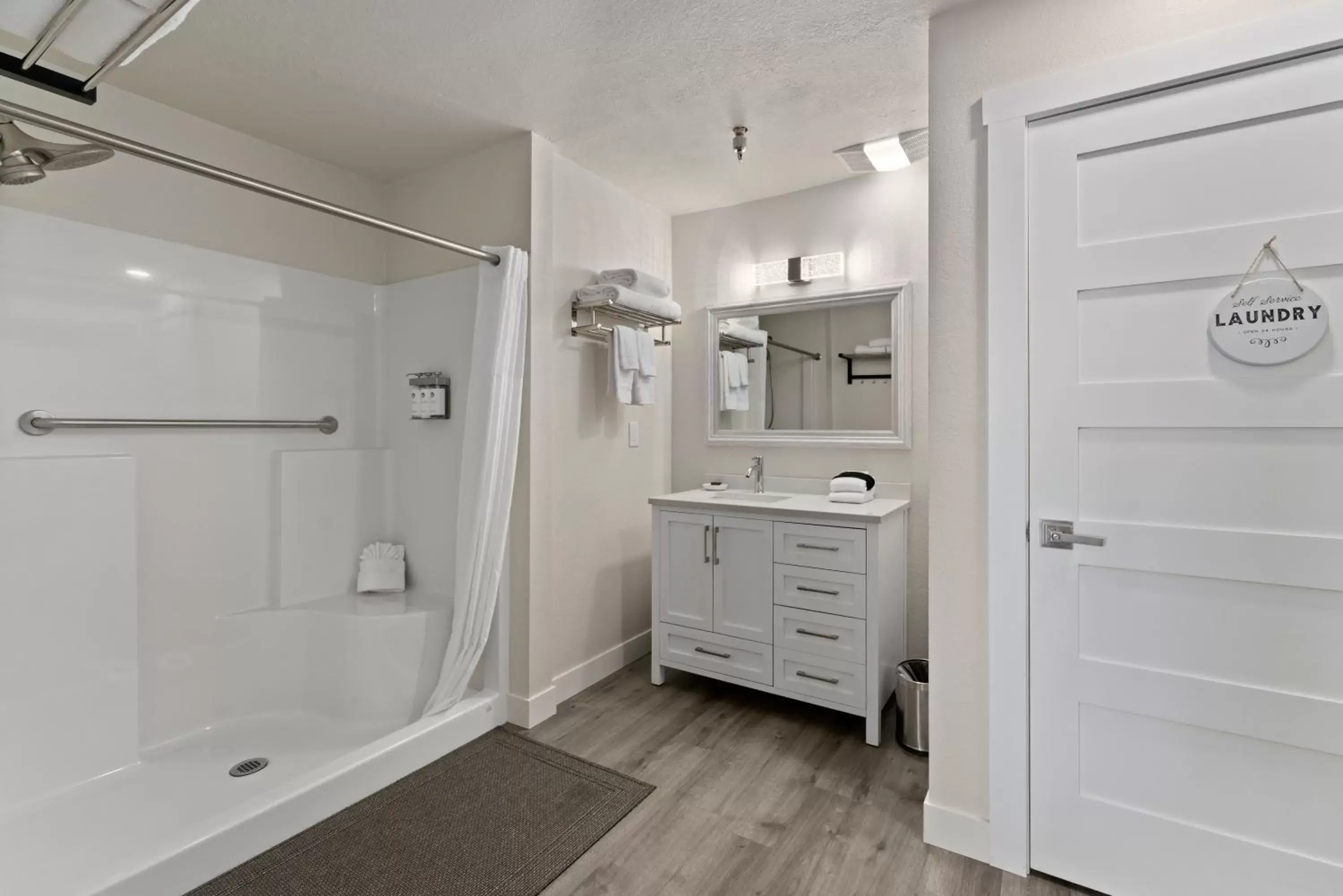 Bathroom in Cedar Street Hotel & Suites